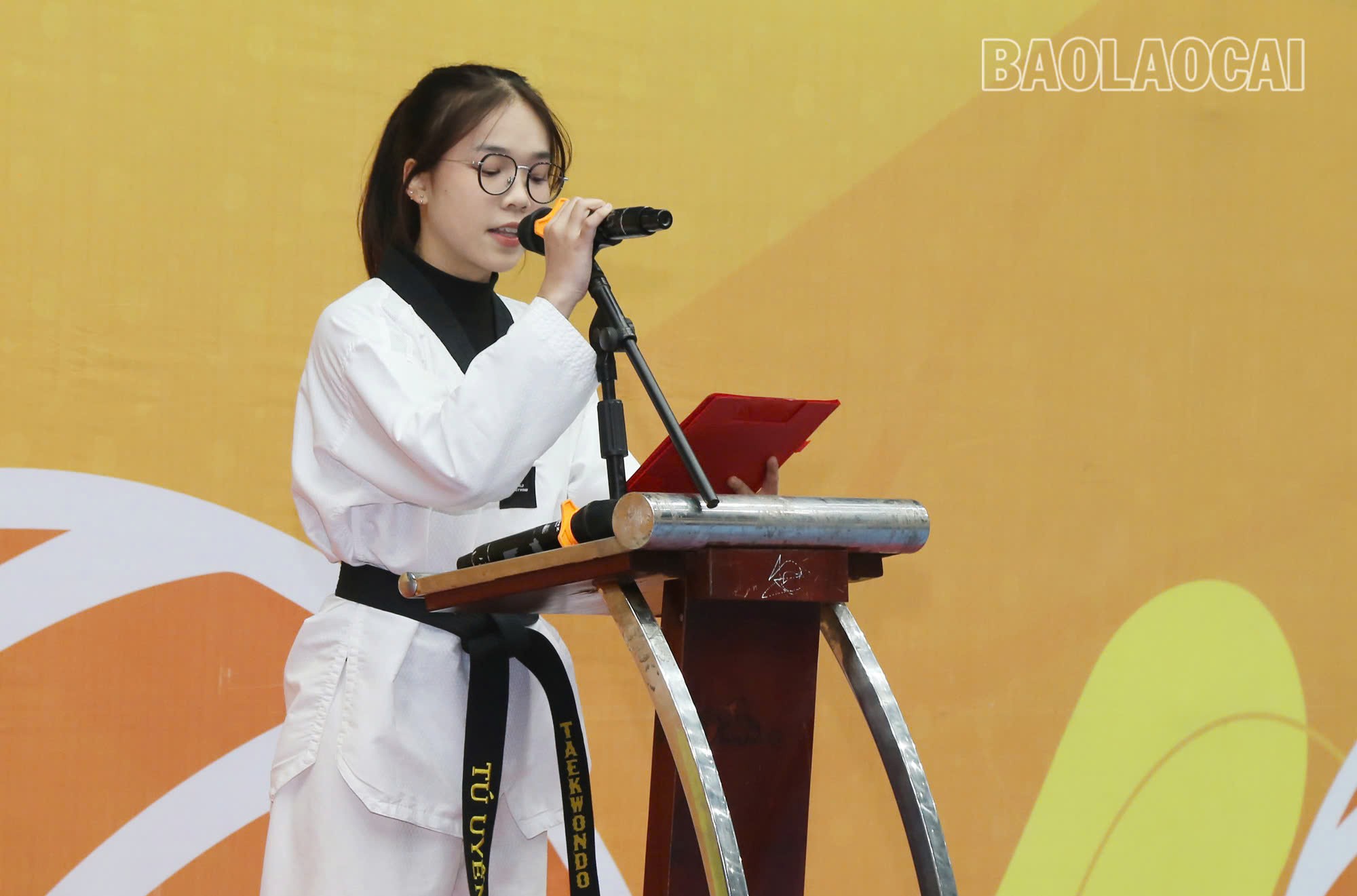Đại diện huấn luyện viên và vận động viên của Trung tâm Huấn luyện và Thi đấu thể dục - thể thao tỉnh thể hiện tinh thần quyết tâm luyện tập, thi đấu đạt nhiều thành tích cao trong năm mới. z6288976642701-843e636533cc9364ba53c6742bbc8a4d.jpg