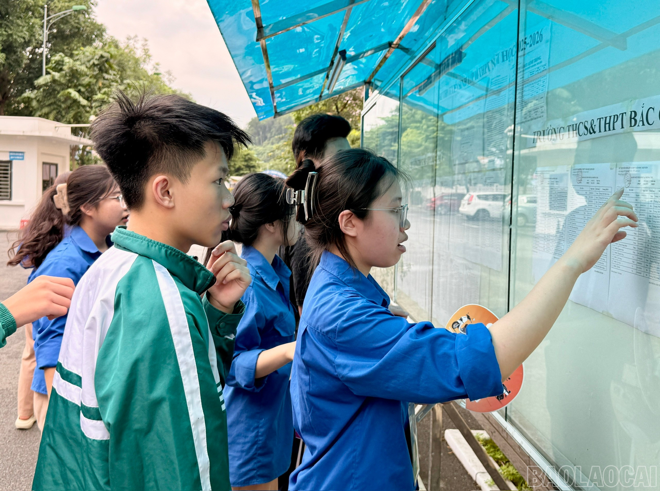 Tại các điểm thi đều bố trí lực lượng đoàn viên hỗ trợ thí sinh. baolaocai-br_z6668265868337-51345d66707cc439aa4cfe4cc07dcf25.jpg