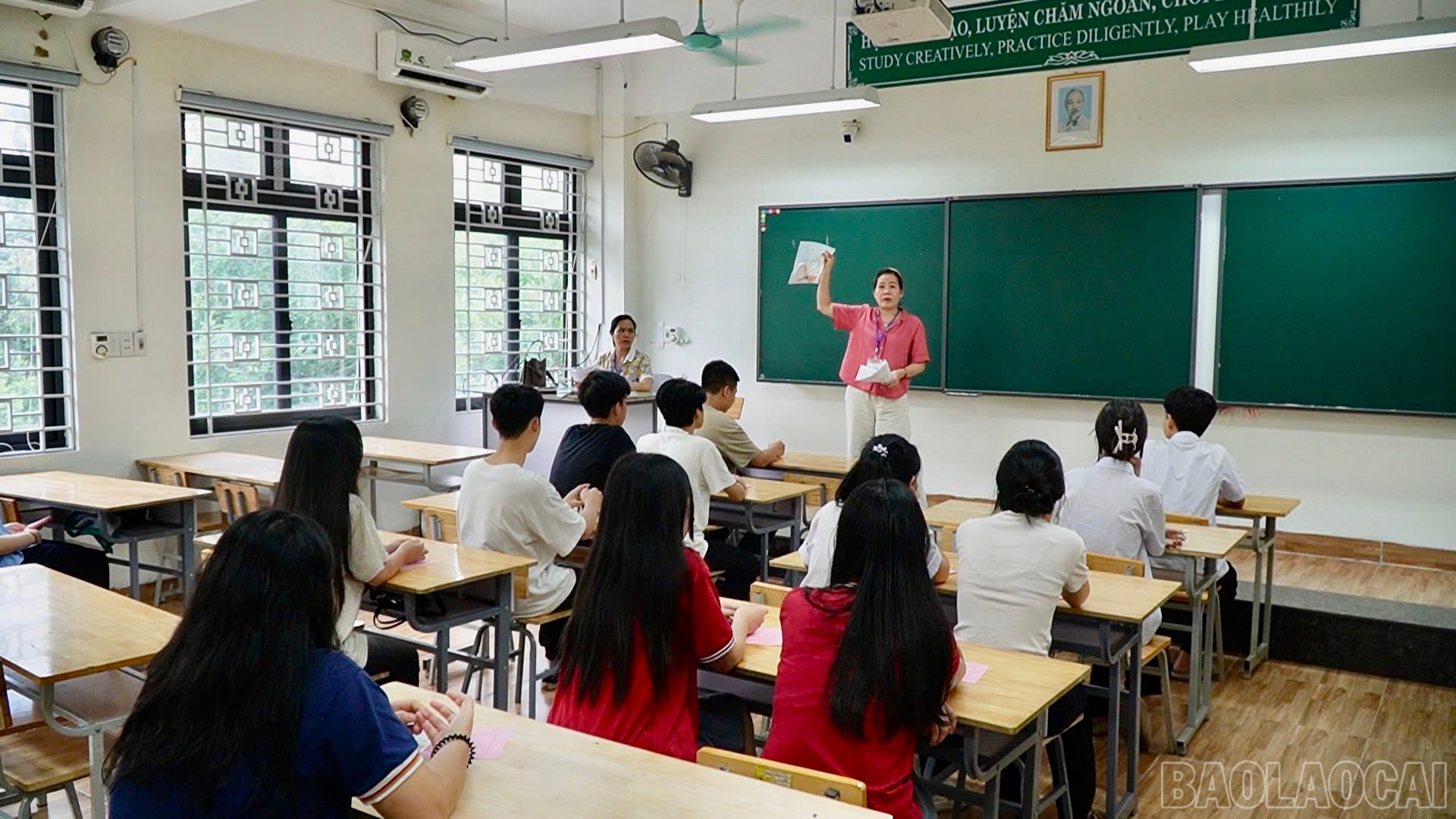 Thí sinh nghe phổ biến quy chế thi tại các phòng thi. baolaocai-br_z6668261195056-e07e4d978a328480a334513ee4d6a1aa.jpg