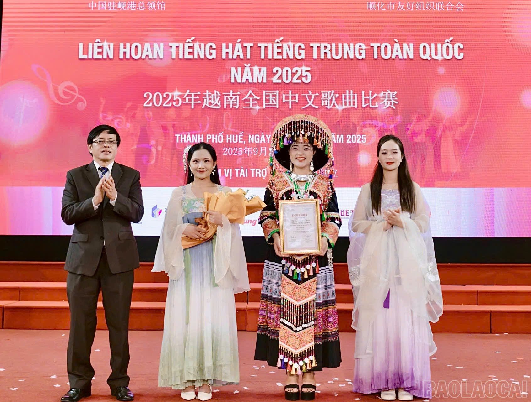 Ban Tổ chức trao giải Nhất tiết mục “A ca, a muội” của đoàn Lào Cai. baolaocai-br_z7034032783335-3d5541b569d0f4c654c8f8b8b3d04c94.jpg