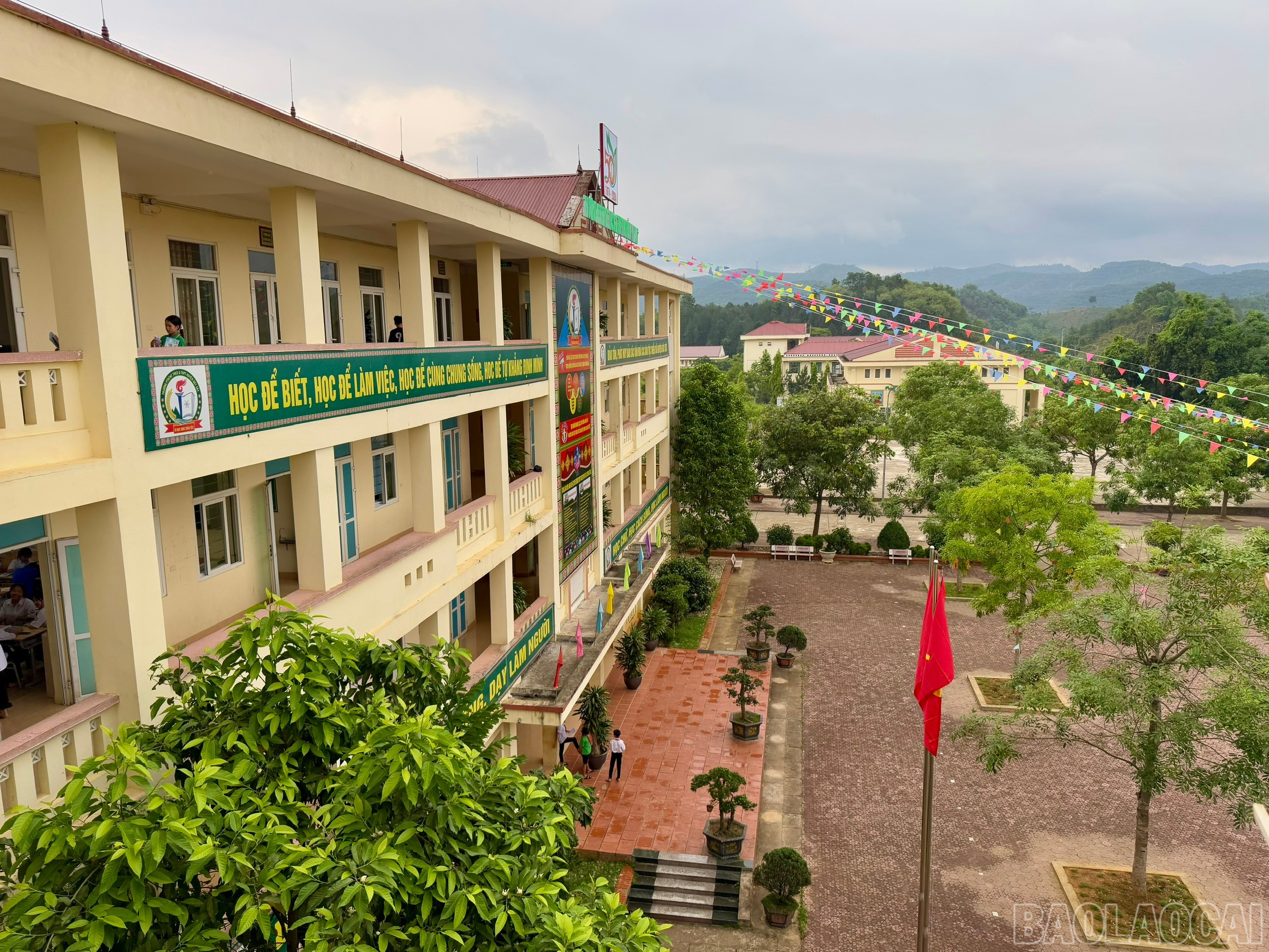 Năm học 2025 - 2026, Trường PTDTNT THCS & THPT huyện Bát Xát tuyển sinh 70 học sinh lớp 10. baolaocai-br_z6589987974281-e3322a3e341baa6159c44200998e241f.jpg