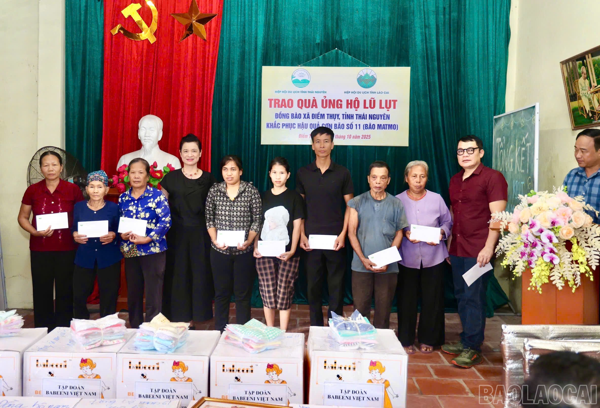 Đoàn Hiệp hội Du lịch tỉnh Lào Cai trao quà động viên người dân bị thiệt hại do mưa lũ. baolaocai-br_z7123886672245-4f5d559c33eee2ce2b27518f786eae80.jpg