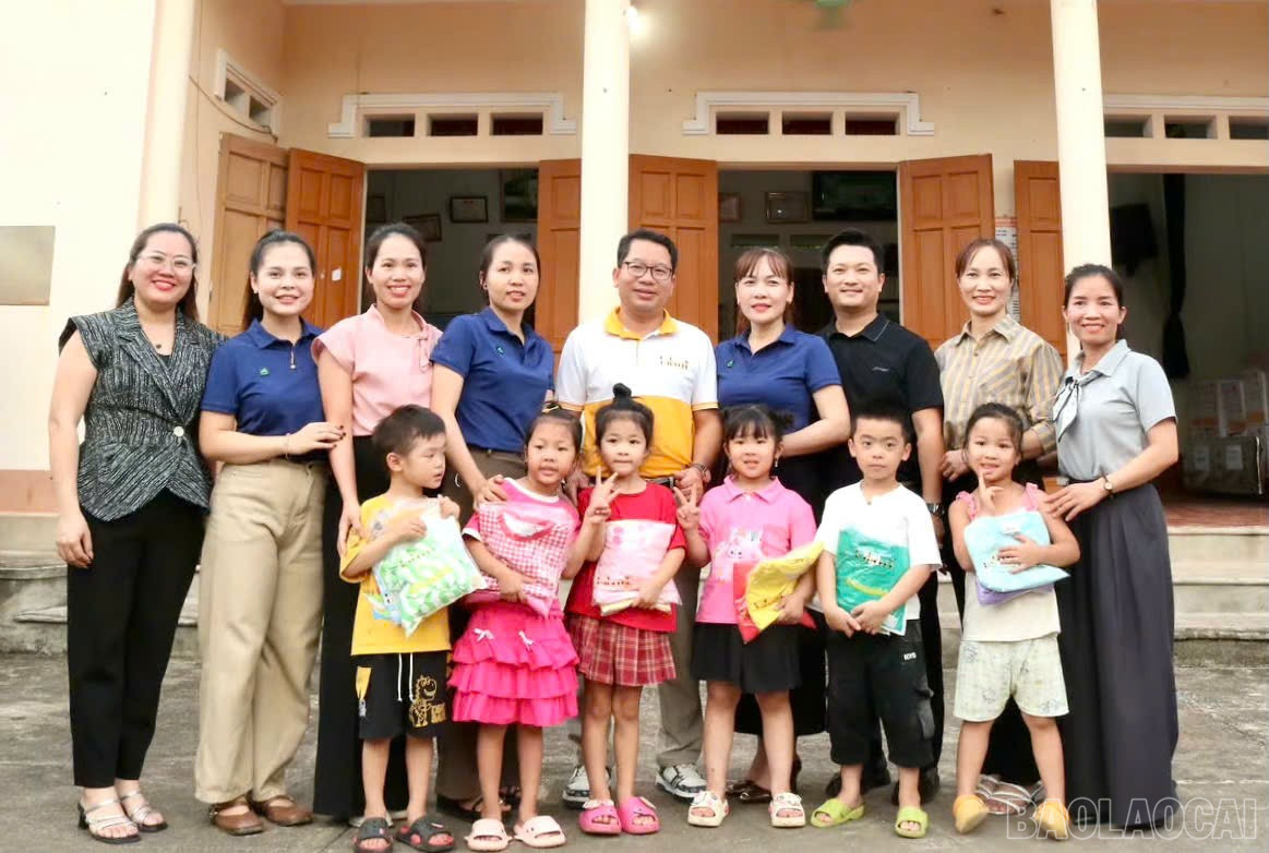 Mỗi phần quà được trao tặng là sự sẻ chia, động viên người dân vùng lũ sớm ổn định cuộc sống. baolaocai-br_z7123886647708-fa0e2a03d2faed86d0d249c2807291de.jpg