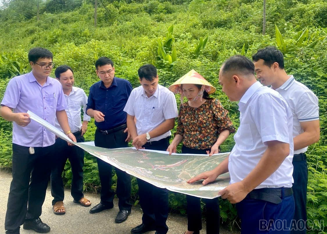 Đoàn công tác khảo sát kiểm tra vị trí xây dựng trường nội trú trên bản đồ. baolaocai-br_z6838282217197-2a61b1db4bb51f83448f51a81454dfb2.jpg