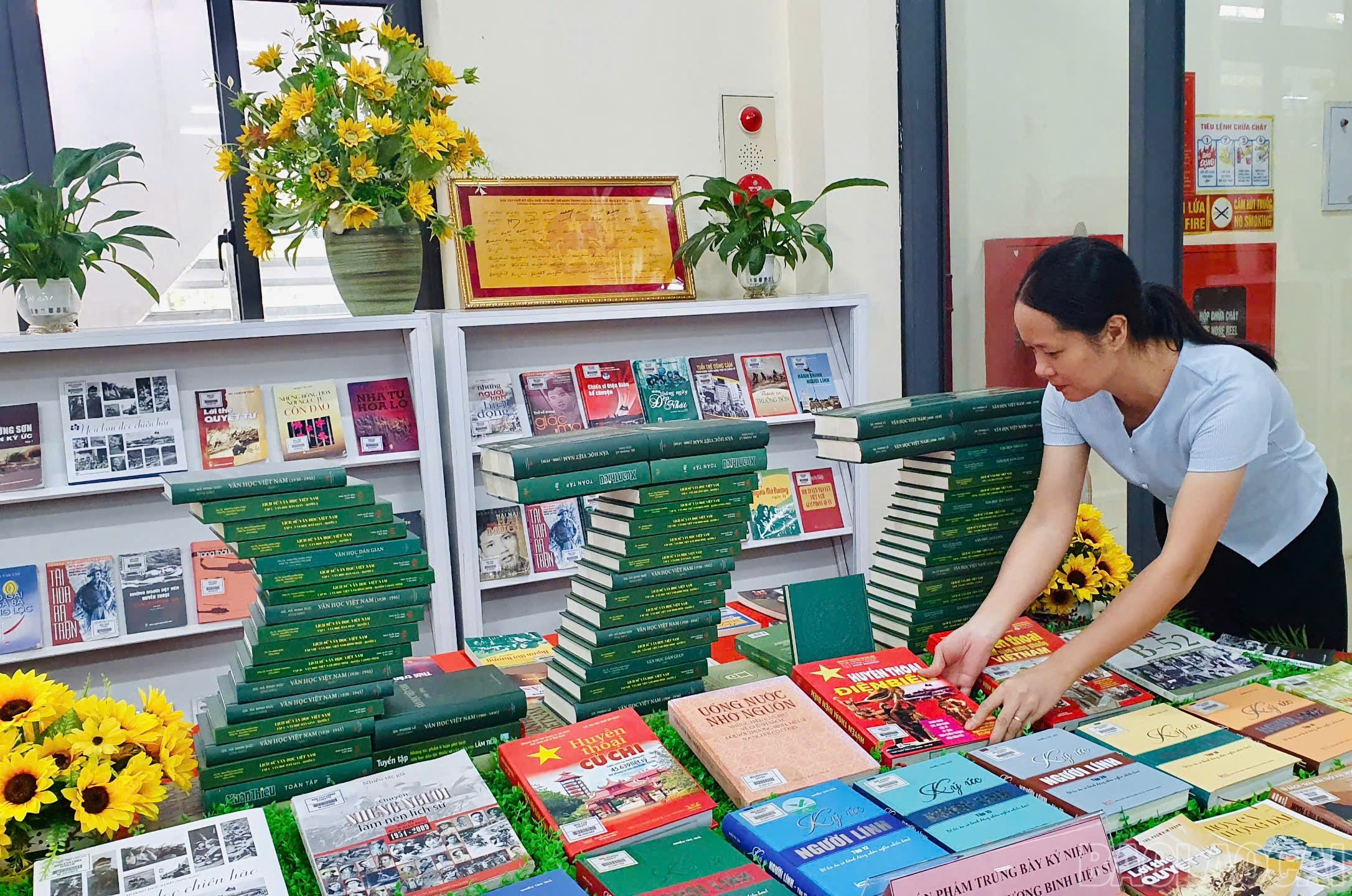 Thư viện tỉnh lựa chọn các cuốn sách hay, ý nghĩa để trưng bày. baolaocai-br_z6835849621584-df78b769e89ef2dd1550daa5a6b1bb22.jpg