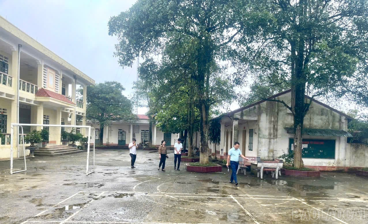 Đoàn kiểm tra, khảo sát tại Trường Phổ thông DTBT Tiểu học và THCS A Mú Sung. baolaocai-br_z6838282221011-26725bbe7118b513f66133b2cccefa44.jpg