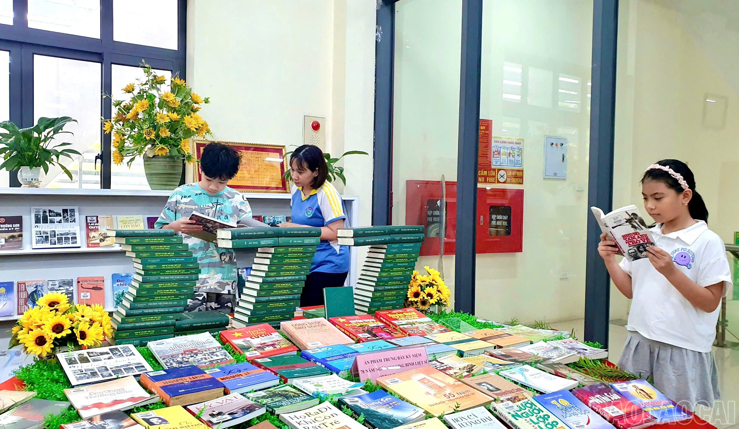 Khu trưng bày tạo thêm sân chơi ngày hè bổ ích cho các em học sinh. baolaocai-br_z6835849634075-d4bf4eb13008654ef8fed72aedc5ea5c.jpg