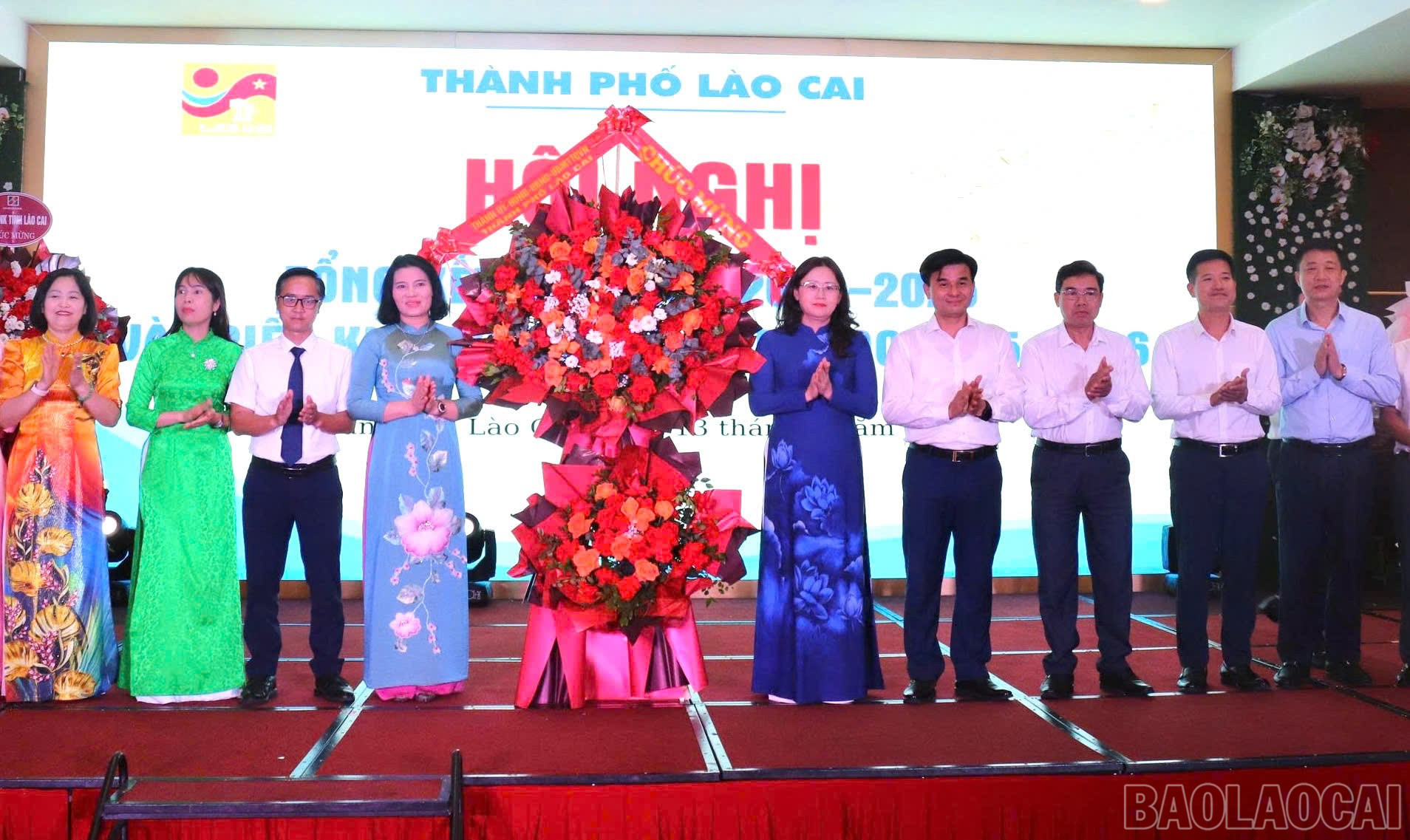 Bí thư Thành ủy Lào Cai Giàng Thị Dung tặng hoa chúc mừng ngành giáo dục và đào tạo thành phố Lào Cai. baolaocai-br_z6702119866036-84544eb7e031f873566204800e32c374.jpg