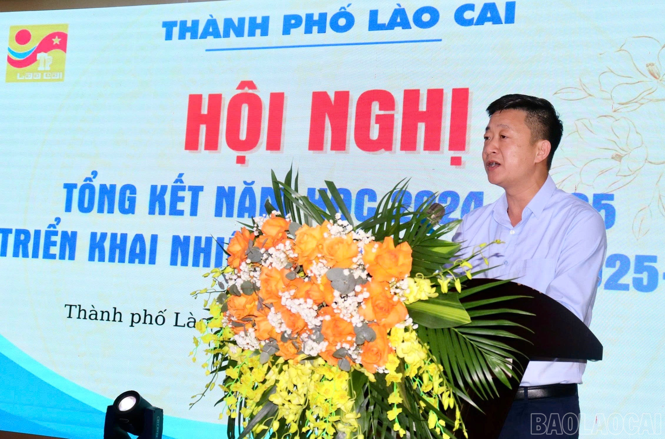 Phó Chủ tịch UBND thành phố Lào Cai Ngô Vũ Quốc báo cáo tổng kết năm học. baolaocai-br_z6702125486011-bfda0b7516d06a16af838ed037ef12a2.jpg