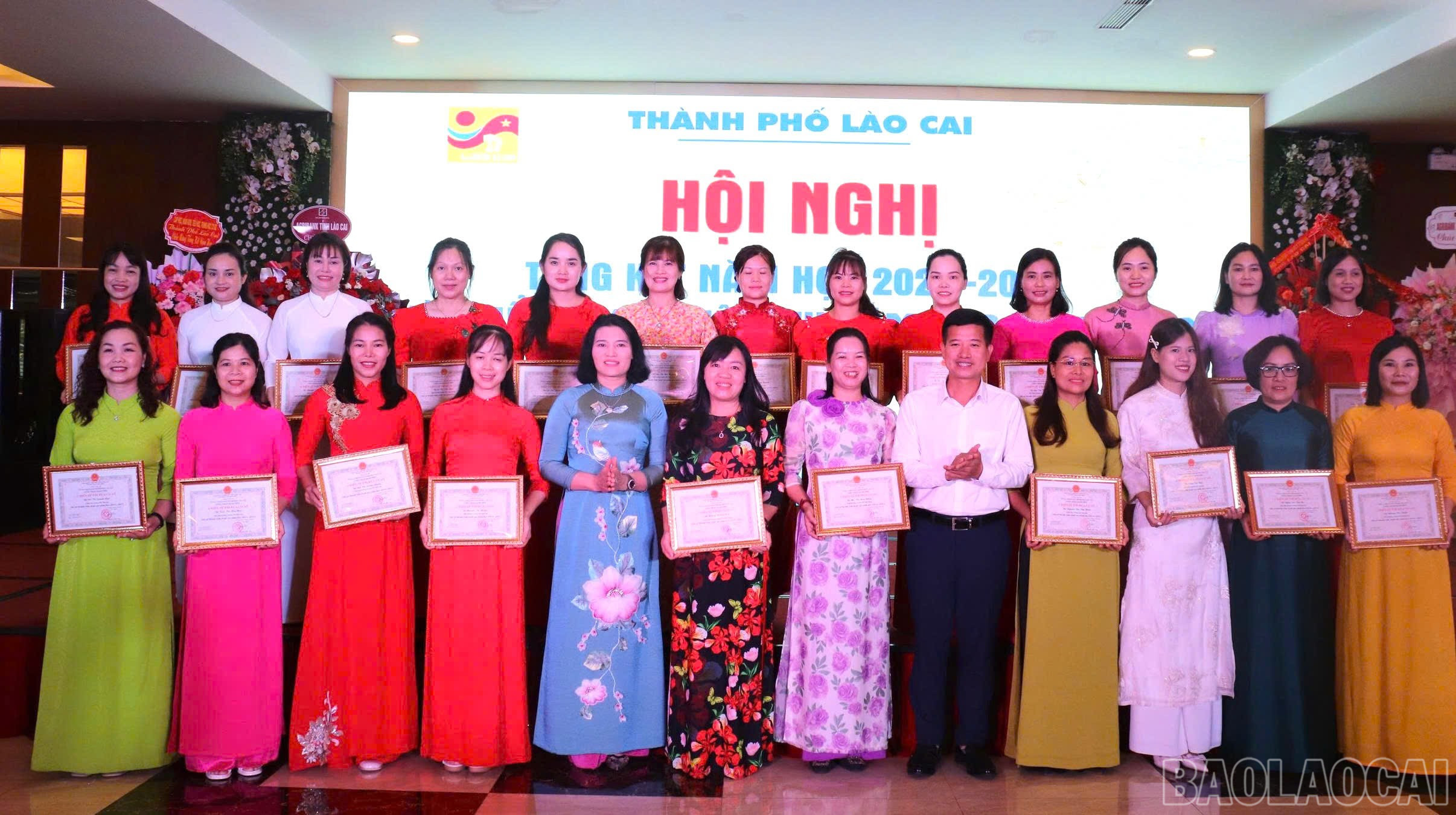 Khen thưởng các tập thể, cá nhân có thành tích xuất sắc trong năm học 2024 - 2025. baolaocai-br_z6702119839504-affb5118f7d14b95c4b724990e55303f.jpg