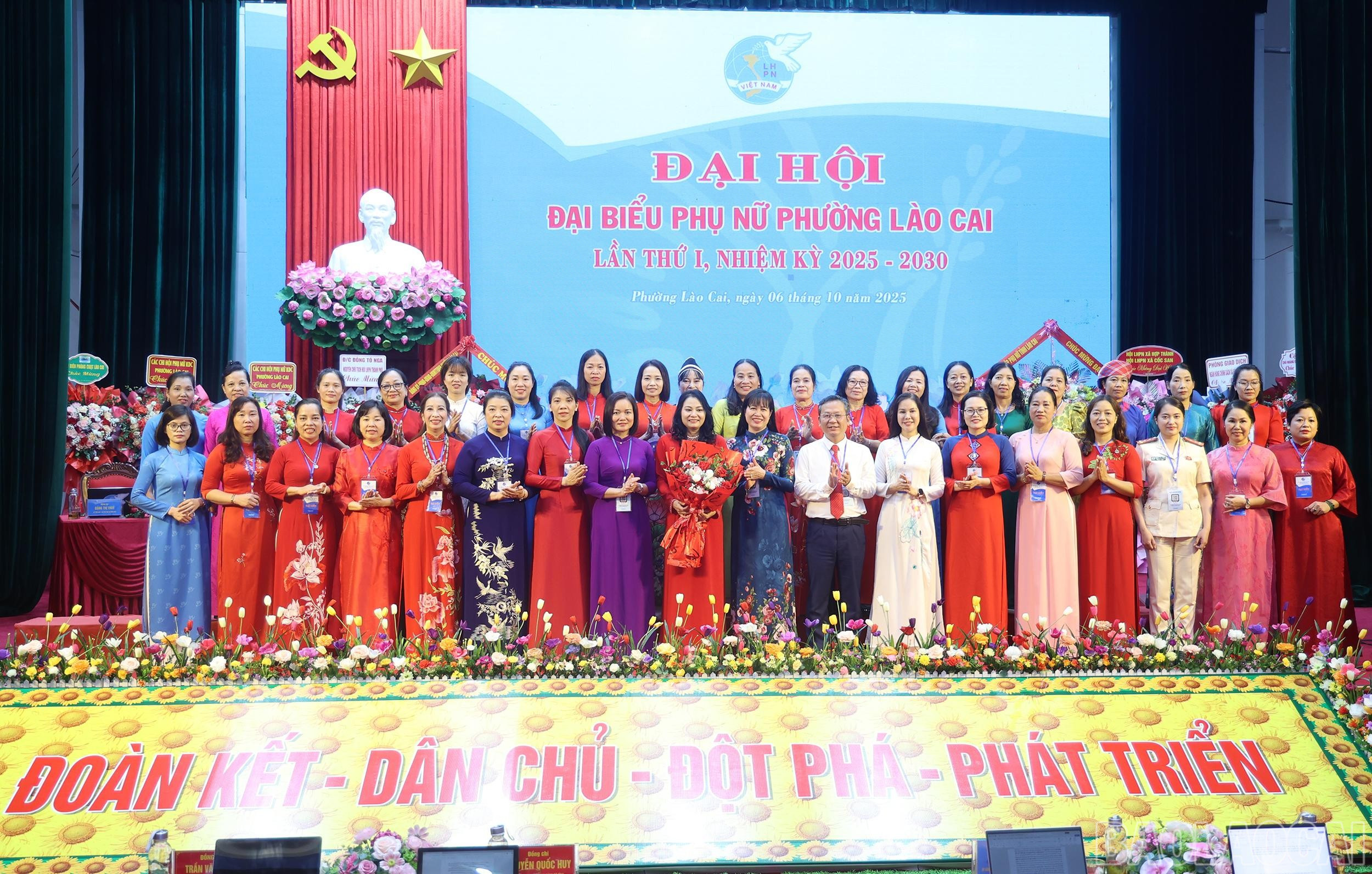 Các đồng chí lãnh đạo tặng hoa chúc mừng Ban Chấp hành khóa I, nhiệm kỳ 2025 - 2030. baolaocai-br_z7086441749302-5df55951ef3c3576f84f5e36139f0a6c.jpg