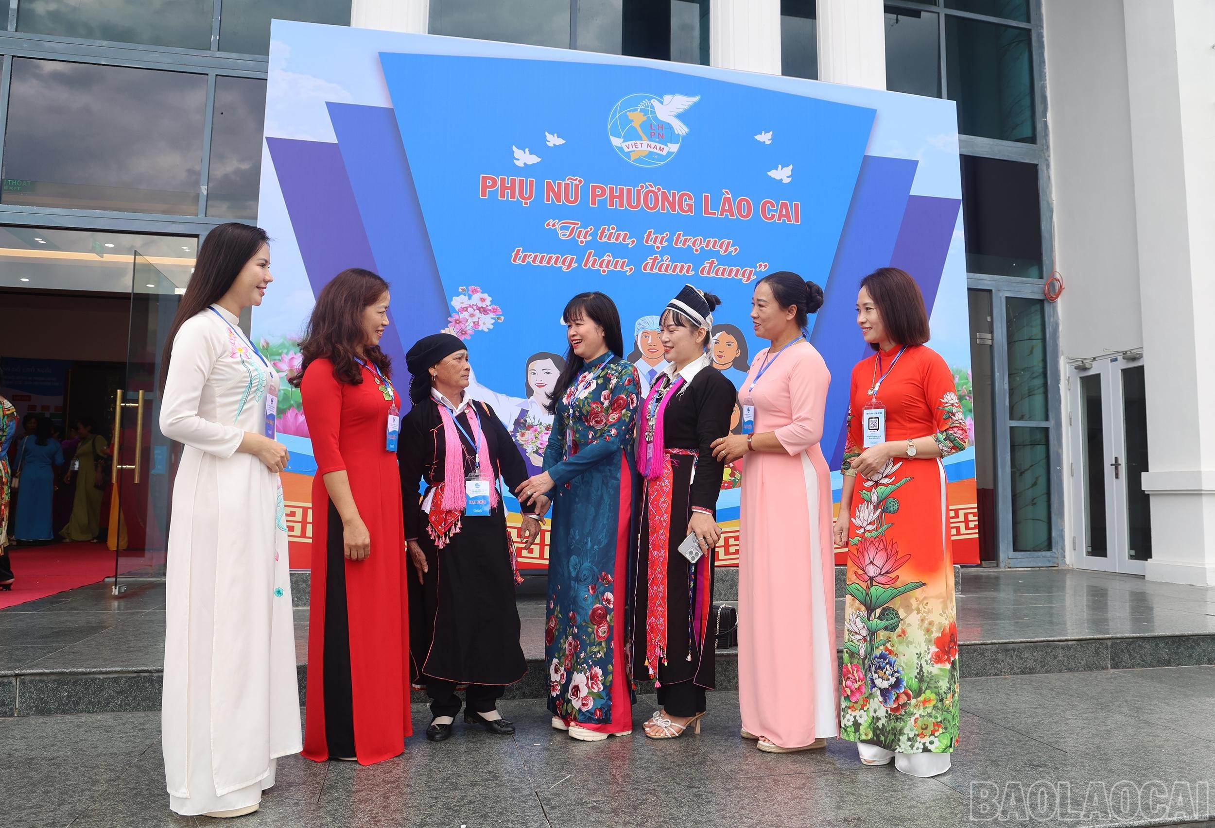 Đồng chí Đinh Minh Hà, Chủ tịch Hội LHPN tỉnh trò chuyện với các địa biểu dự đại hội. baolaocai-br_z7086441727739-85deb2d199168973467ce9aa83f3d912.jpg