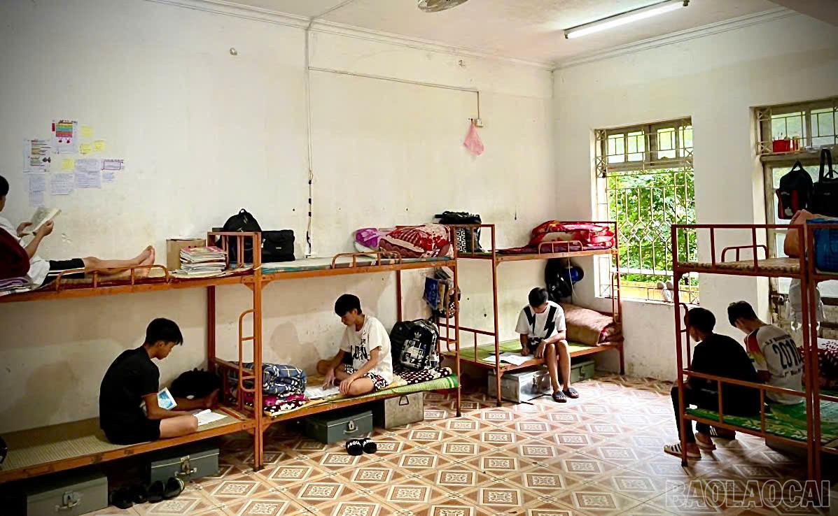 Các em học sinh đã đến trường từ trước ngày 6/10 đều được giữ lại ở bán trú trong trường để đảm bảo an toàn. baolaocai-br_z7088846347294-9897738b7adb12bf55ef0a4ad5104340.jpg