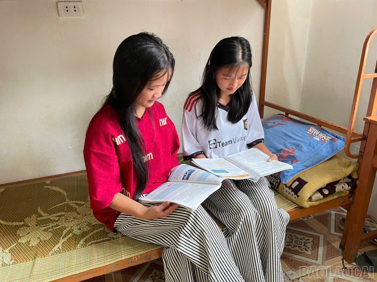 Học sinh Trường THPT Trạm Tấu ôn bài tại phòng bán trú. (Ảnh: Thành Công) baolaocai-br_z7088846326293-bbb4cf02b14b7ef4a61d698dd20356f9.jpg