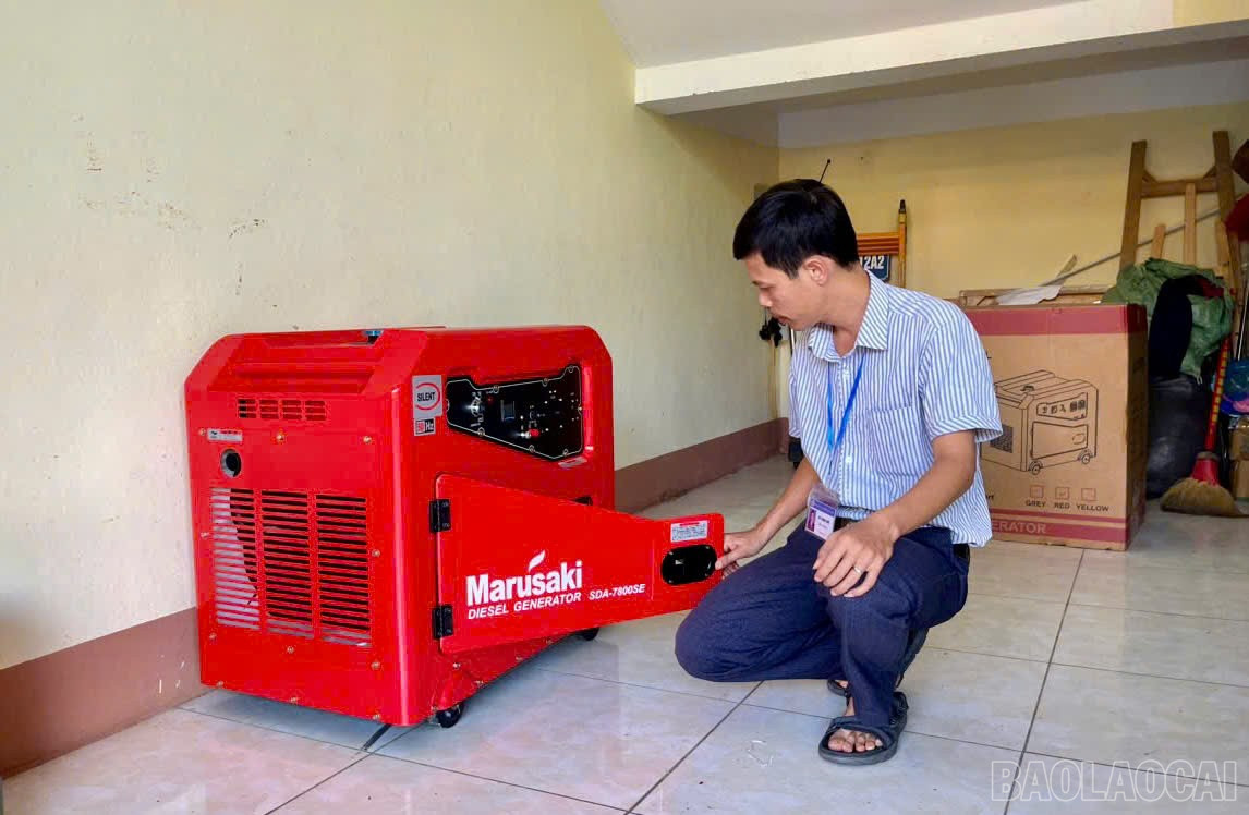 Thầy giáo Vũ Xuân Quế kiểm tra máy phát điện phục vụ cho công tác phòng, chống mưa lũ. baolaocai-br_z7088846333030-de2307edb13bb4fa17dd523c4fef6815.jpg