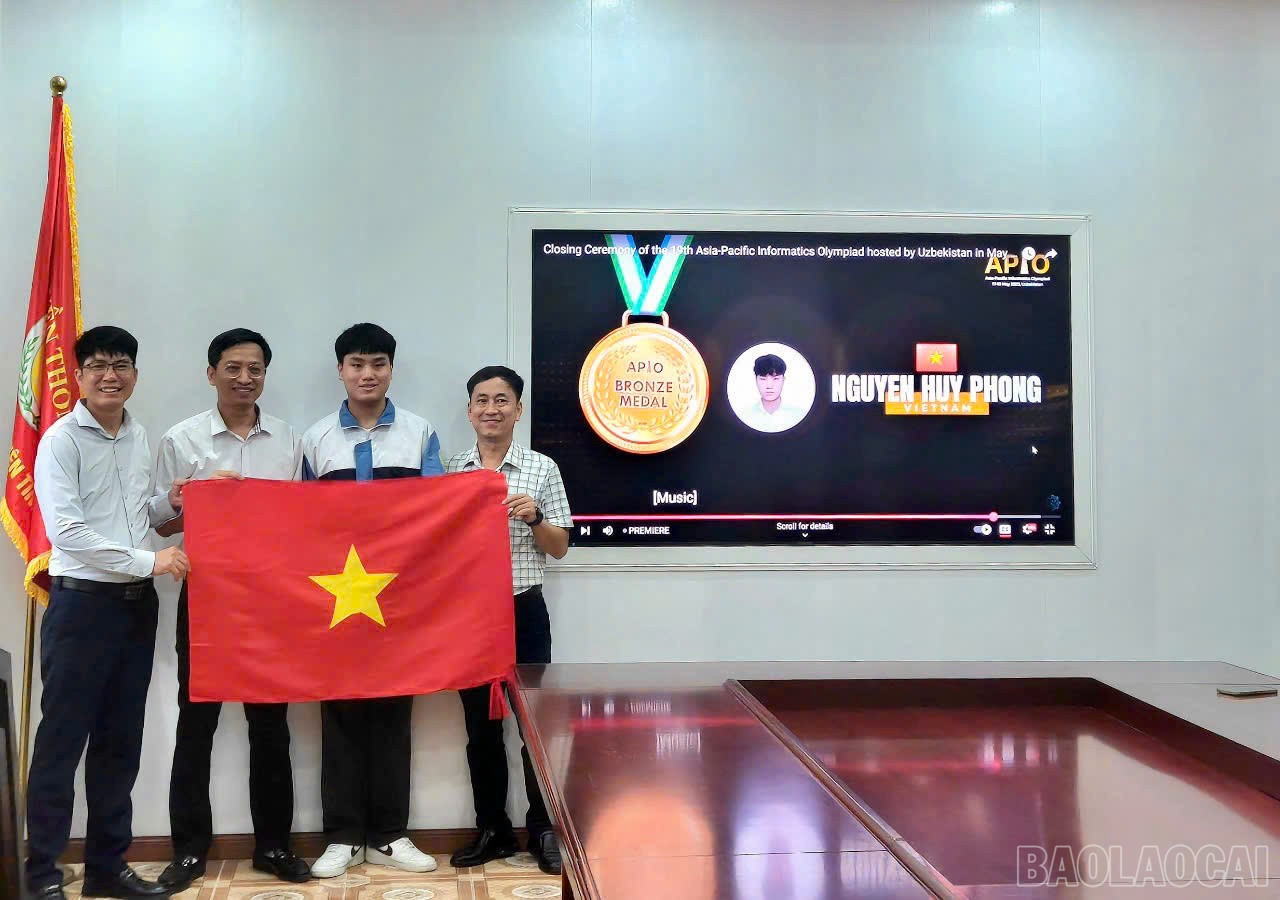 Nguyen Huy Phong, elevă în clasa a XII-a, specializată în Informatică la Liceul Lao Cai pentru Elevi Supradotați, a câștigat o medalie de bronz la Olimpiada de Informatică Asia-Pacific (APIO) 2025. baolaocai-br_z7321090406965-2e508a75c8fd551beb42cb4cd0d57a41.jpg