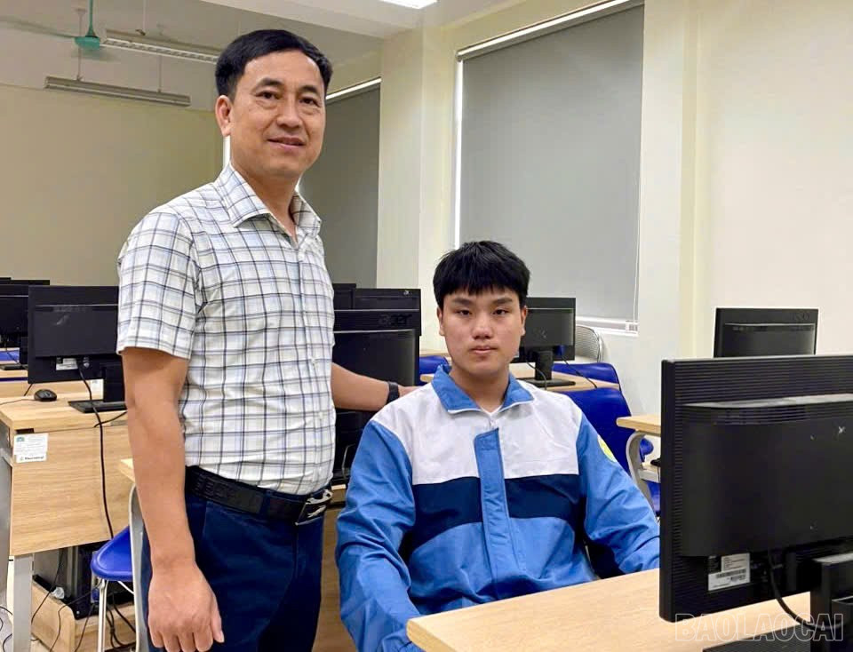 Elevul Nguyen Huy Phong și profesorul său îndrumător, Mai Hong Kien, au creat un miracol educațional în Lao Cai. baolaocai-br_z7321090416147-ece638120d36a3fde1a49603e177522d.jpg