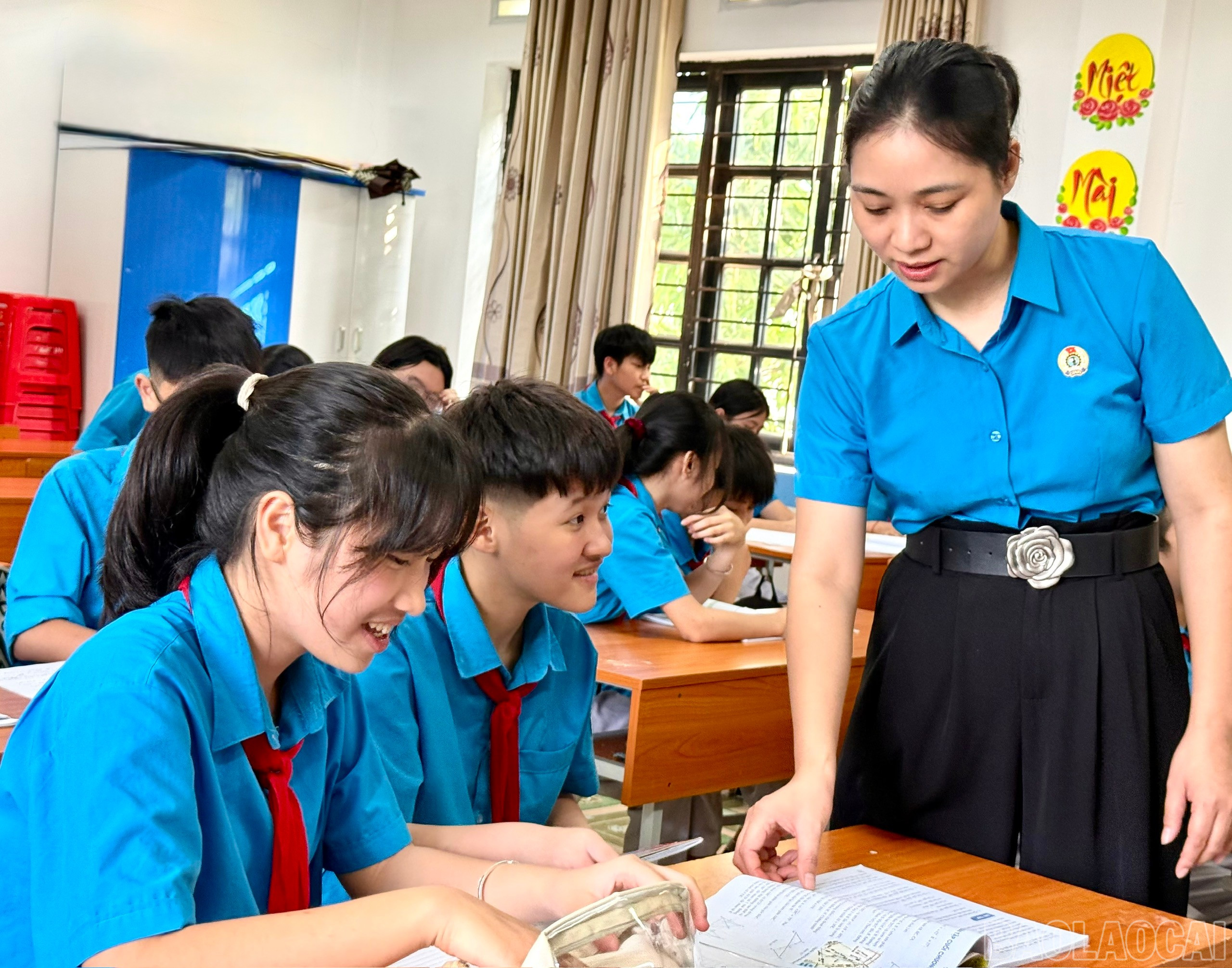 ការជ្រើសរើសគ្រូបង្រៀនជិត 500 នាក់ជួយលើកកំពស់គុណភាពនៃការអប់រំនៅតាមសាលារៀន។ baolaocai-br_z6623600874939-5ea2d2622f9c016ae3ccd7b8f23bc002.jpg