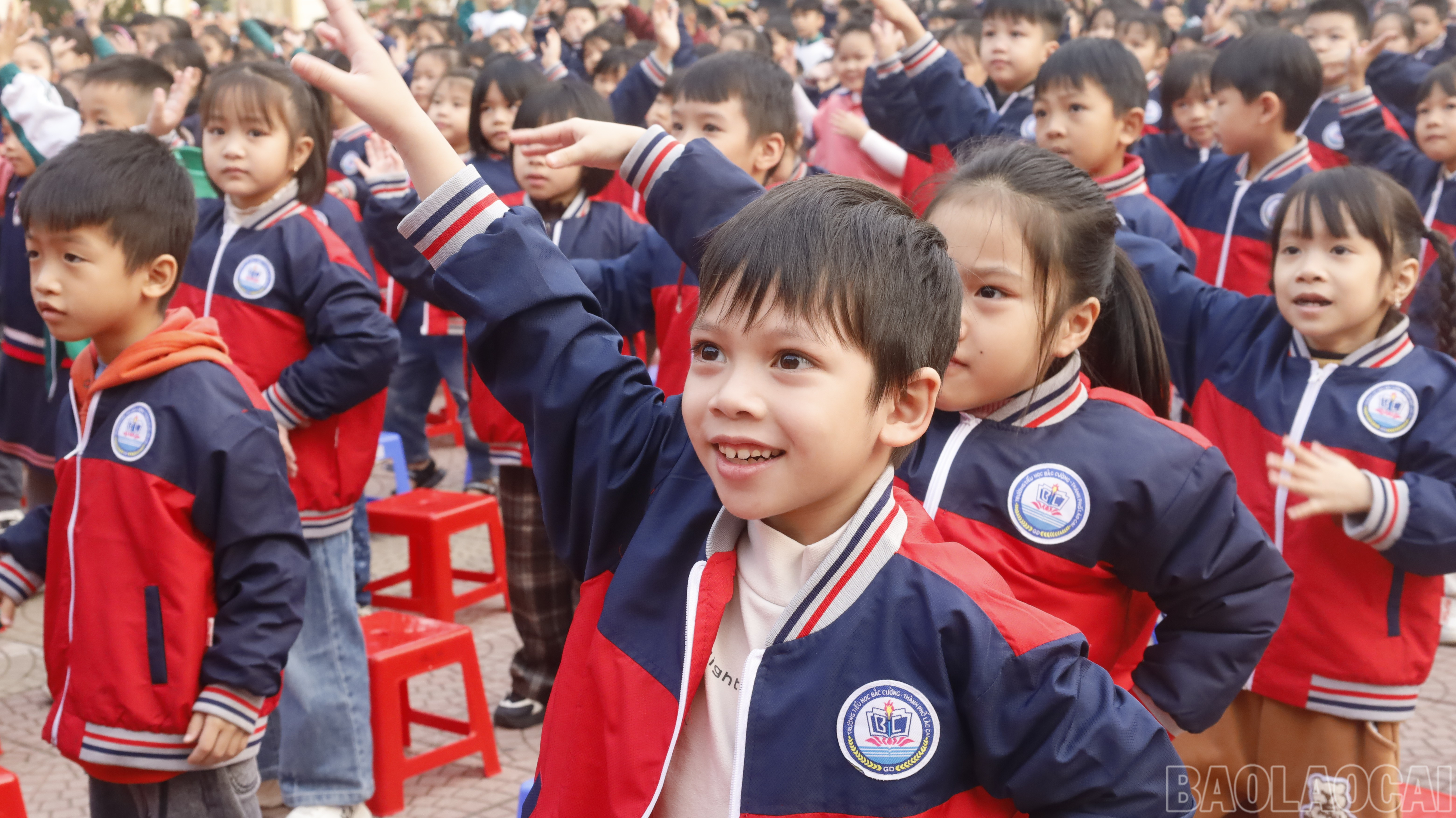 Các thầy - cô giáo và học sinh hào hứng tham gia truyền thông bảo vệ môi trường. baolaocai-br_mg-8978.jpg