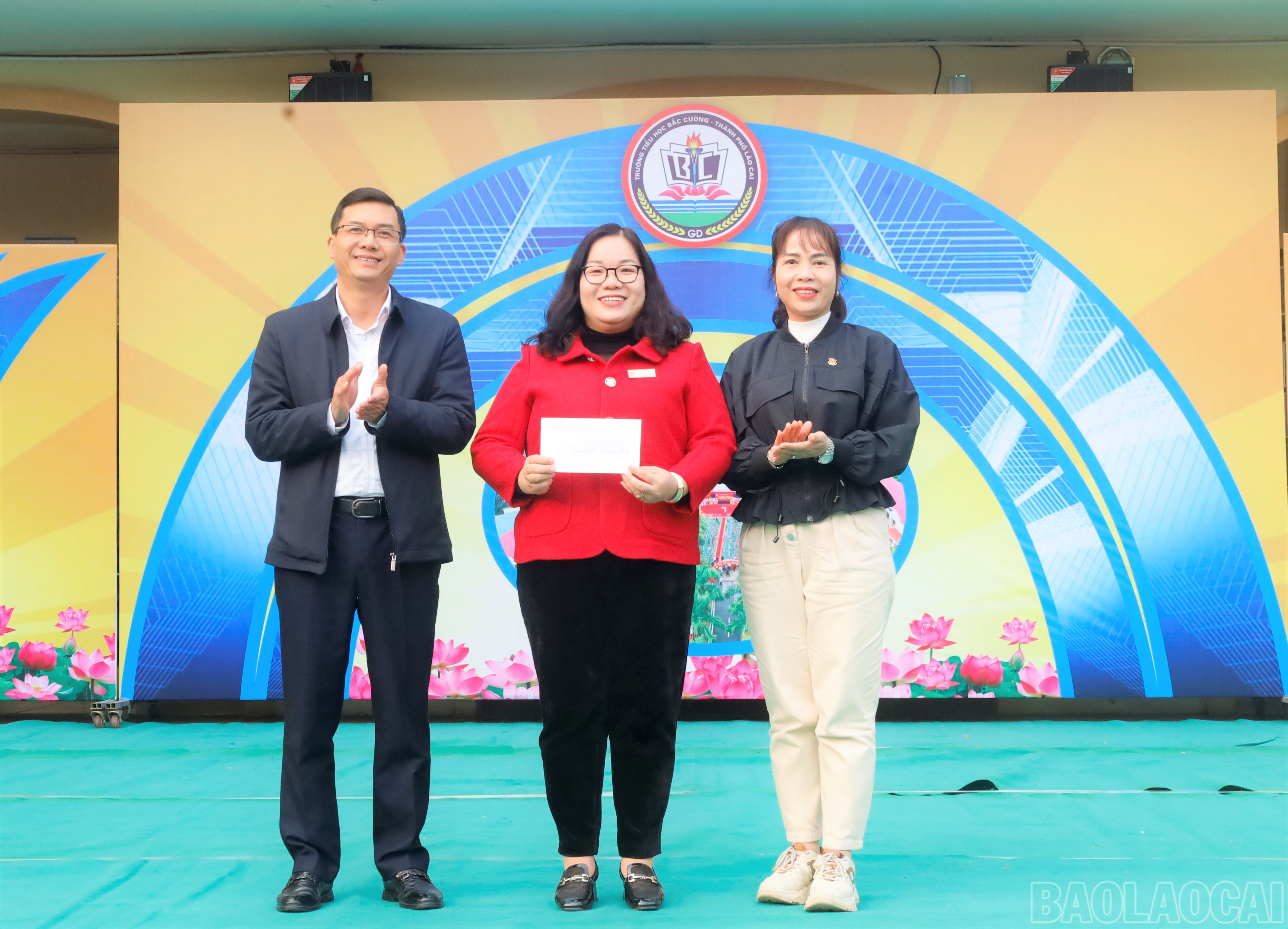 Khen thưởng cô giáo Trần Thị Mai Khanh đoạt Huy chương Vàng “Phụ nữ sáng tạo toàn cầu” và hạng A “Đại sứ huấn luyện giáo dục toàn cầu”. baolaocai-br_mg-8984.jpg