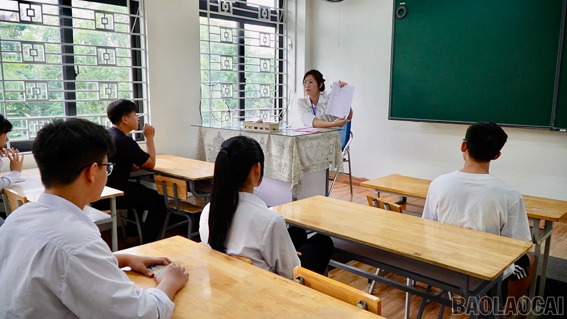 Candidates settle down before the exam and listen to the invigilators' instructions and follow the exam regulations. baolaocai-br_z6670276175515-3a152ca611a1c1e7b55b56d40bc9e716.jpg
