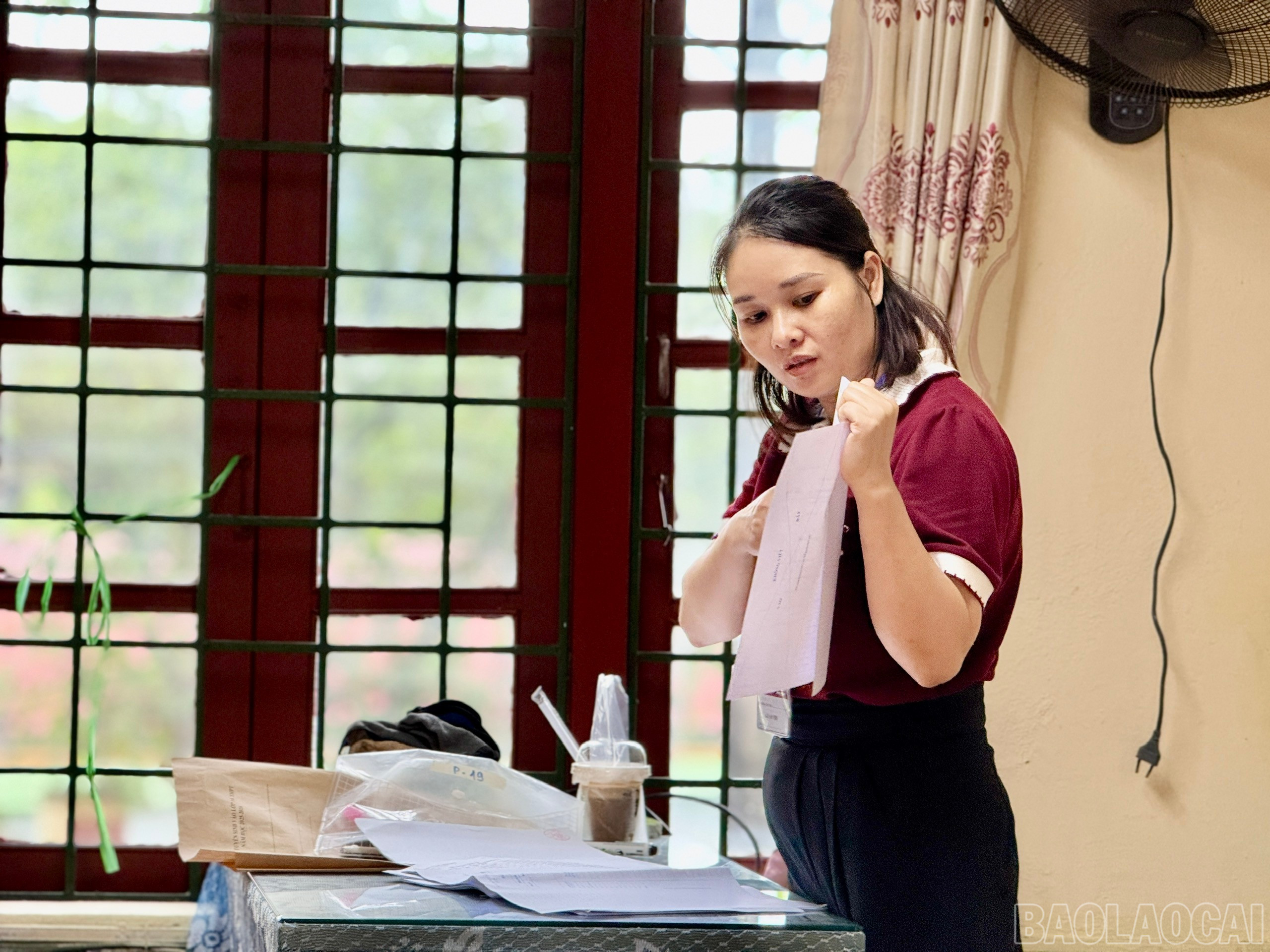 អ្នកស៊ើបអង្កេតអនុវត្តយ៉ាងតឹងរ៉ឹងនូវបទប្បញ្ញត្តិស្តីពីវិធាននៃការប្រឡង ដោយធានាថាការប្រឡងប្រព្រឹត្តទៅដោយសុវត្ថិភាព និងយ៉ាងម៉ត់ចត់។ baolaocai-br_z6672039759465-ae0dfcea49b73c3020cc7328a004caa0.jpg