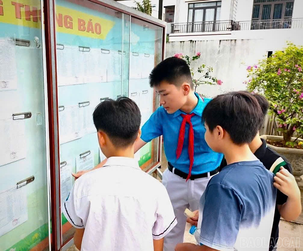 Los estudiantes pueden consultar la lista de ganadores de la primera ronda en el sitio web o en el tablero de anuncios de la escuela en la que se registraron para la admisión. baolaocai-br_z6636924041901-e92e4fc58bffa68aa7bde4bc0edc4fe3.jpg