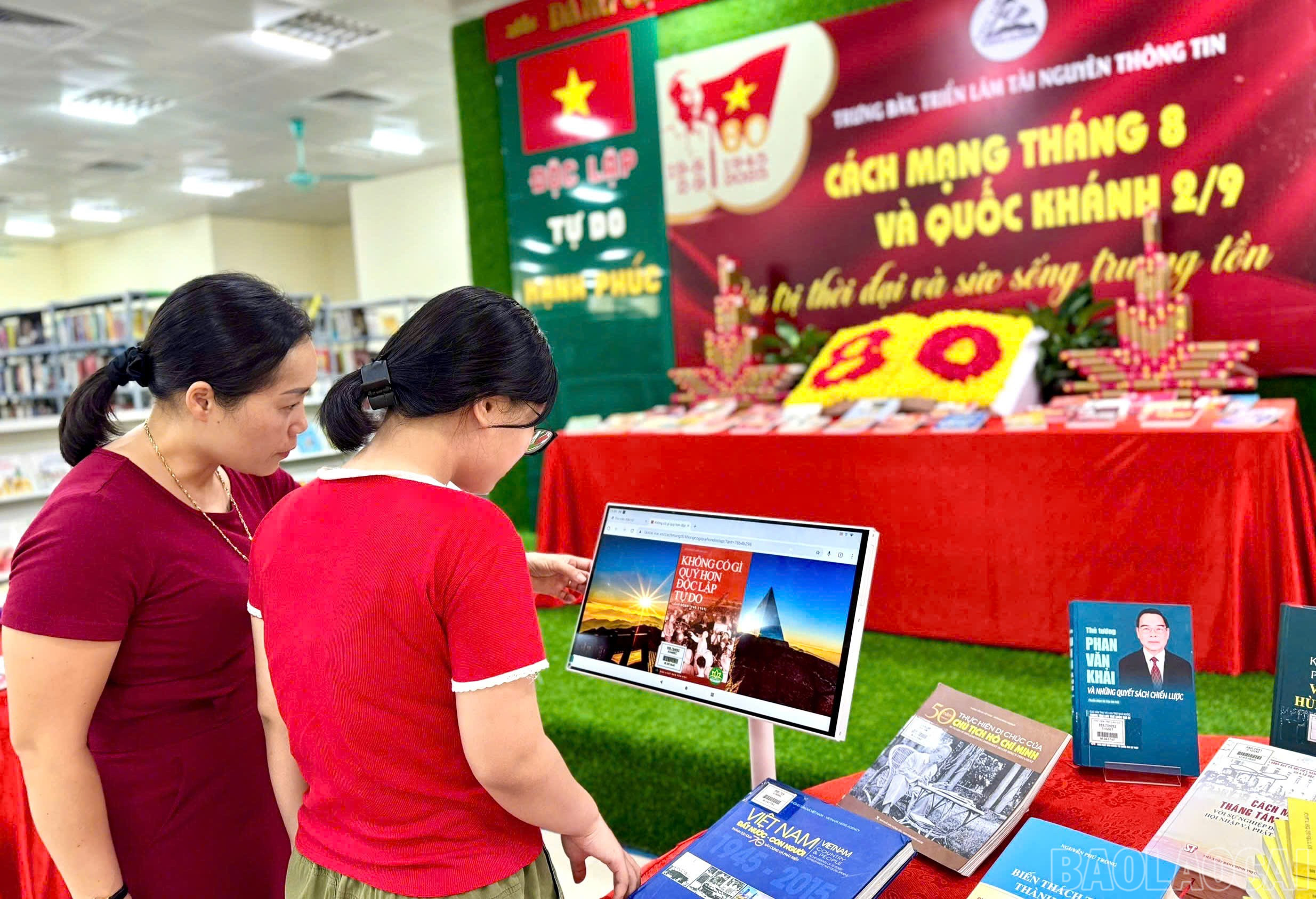 Độc giả có thể tra cứu tài liệu trực tuyến. baolaocai-br_z6934211407520-0c0db2250d525f67da9e4bae45b9455a.jpg