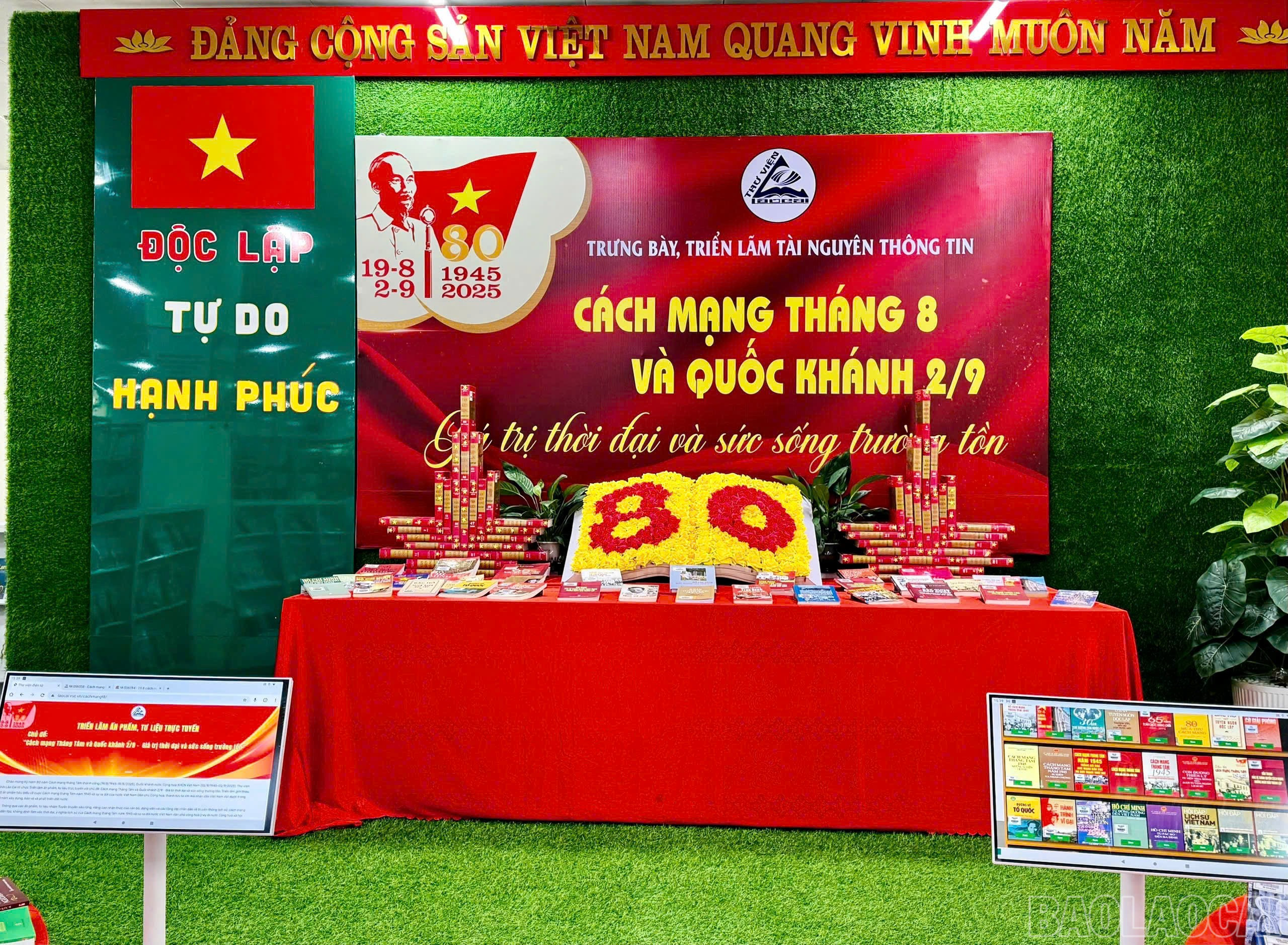 Không gian trưng bày được bài trí đẹp mắt, thuận lợi cho độc giả tra cứu các tài liệu. baolaocai-br_z6934211420698-13c2e9470fa429372f29daeee7cf452e.jpg