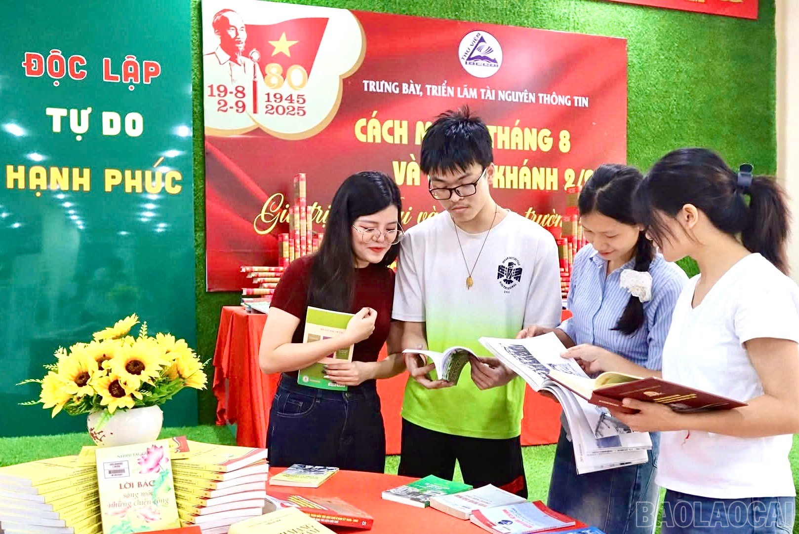 Tham quan khu trưng bày tại Thư viện tỉnh, độc giả sẽ được tìm hiểu những sự kiện lịch sử quý giá của dân tộc. baolaocai-br_z6934225773020-65518d68e35398a9e317eff01c0fd11f.jpg