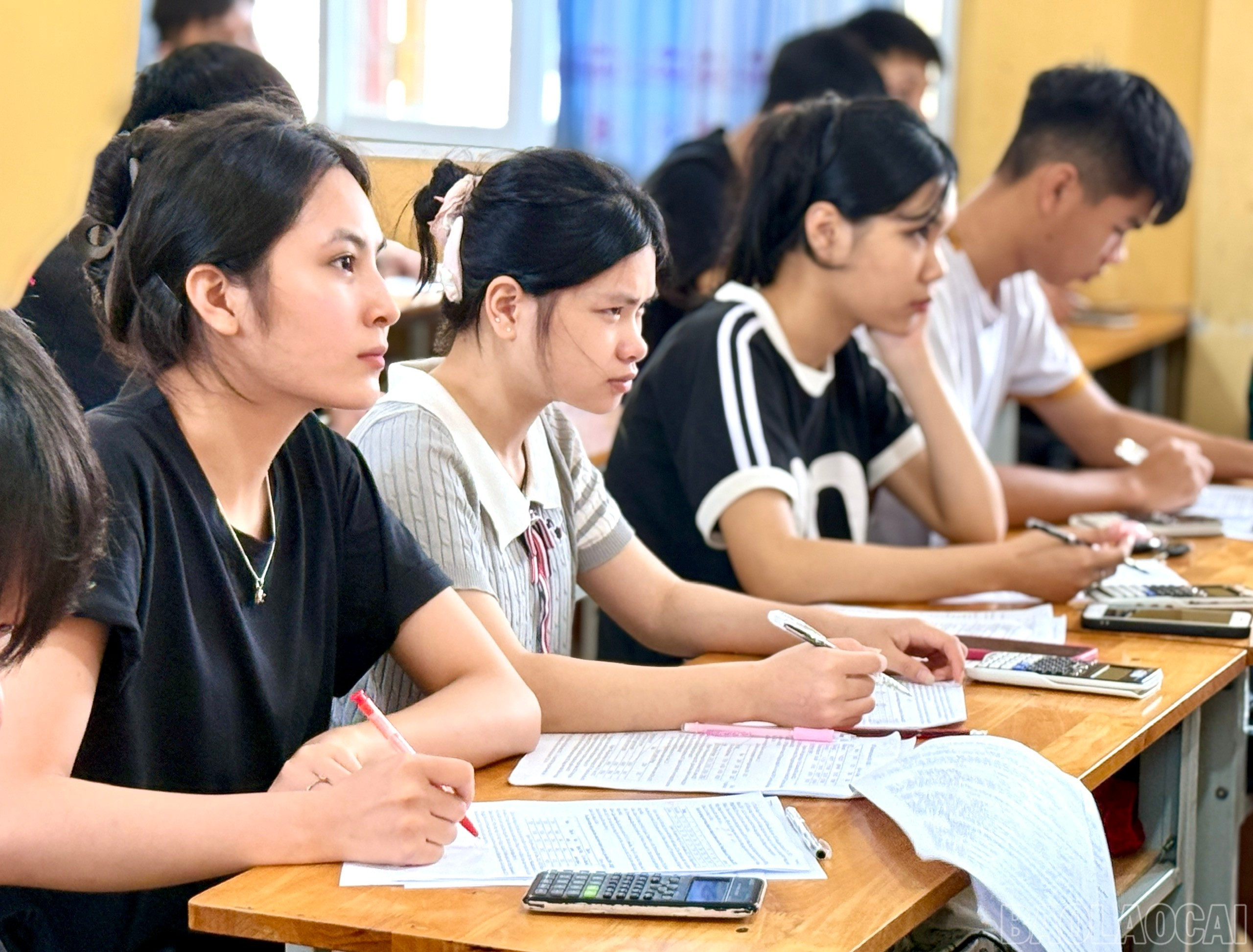 Học sinh Trường THPT số 1 huyện Bảo Thắng chăm chú luyện đề thi. baolaocai-br_so-1-bt.jpg