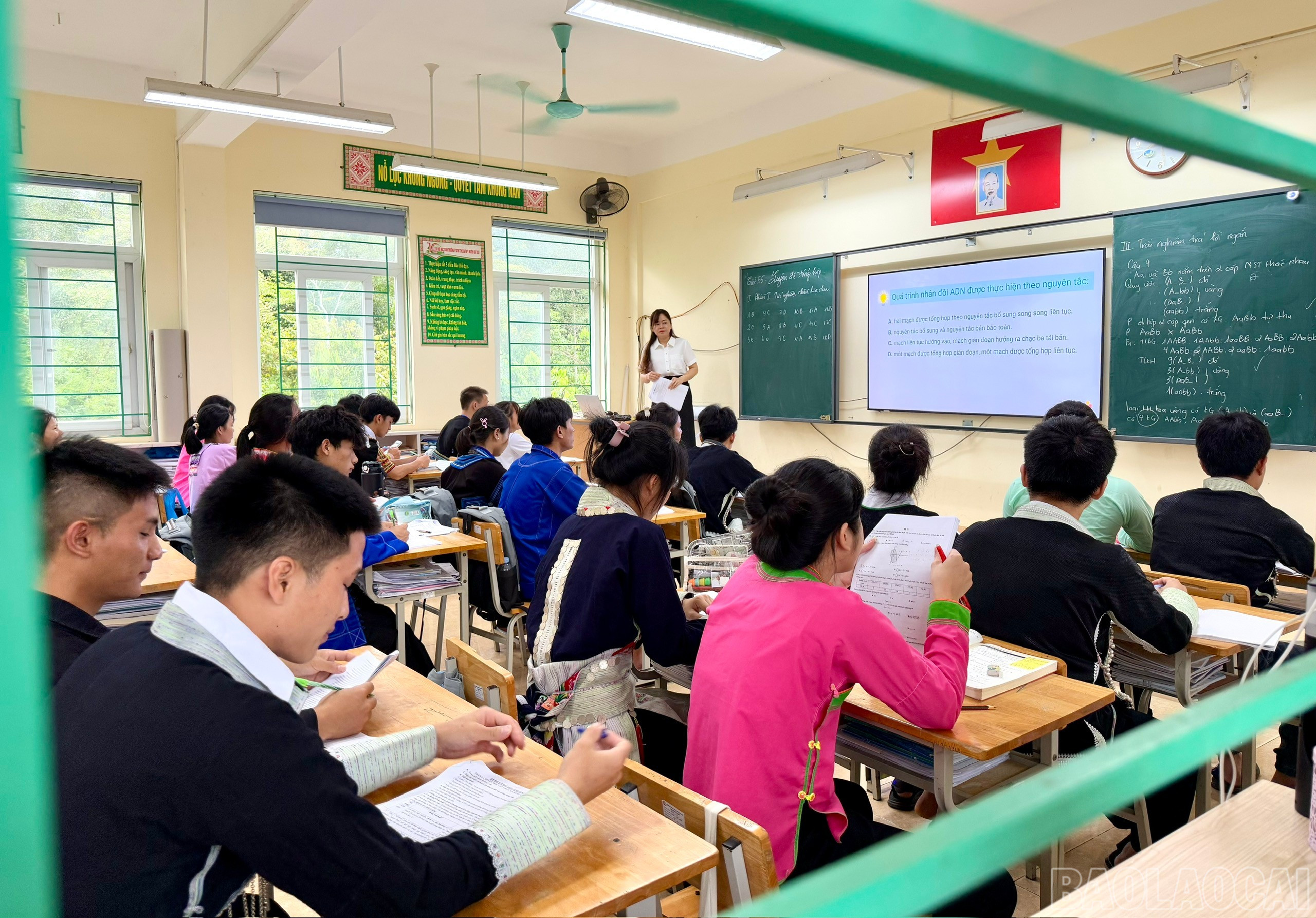 Kỳ thi tốt nghiệp THPT sẽ diễn ra từ ngày 25 - 28/6, trong đó, thí sinh sẽ làm bài thi 4 môn vào 2 ngày 26 - 27/6. baolaocai-br_bx.jpg