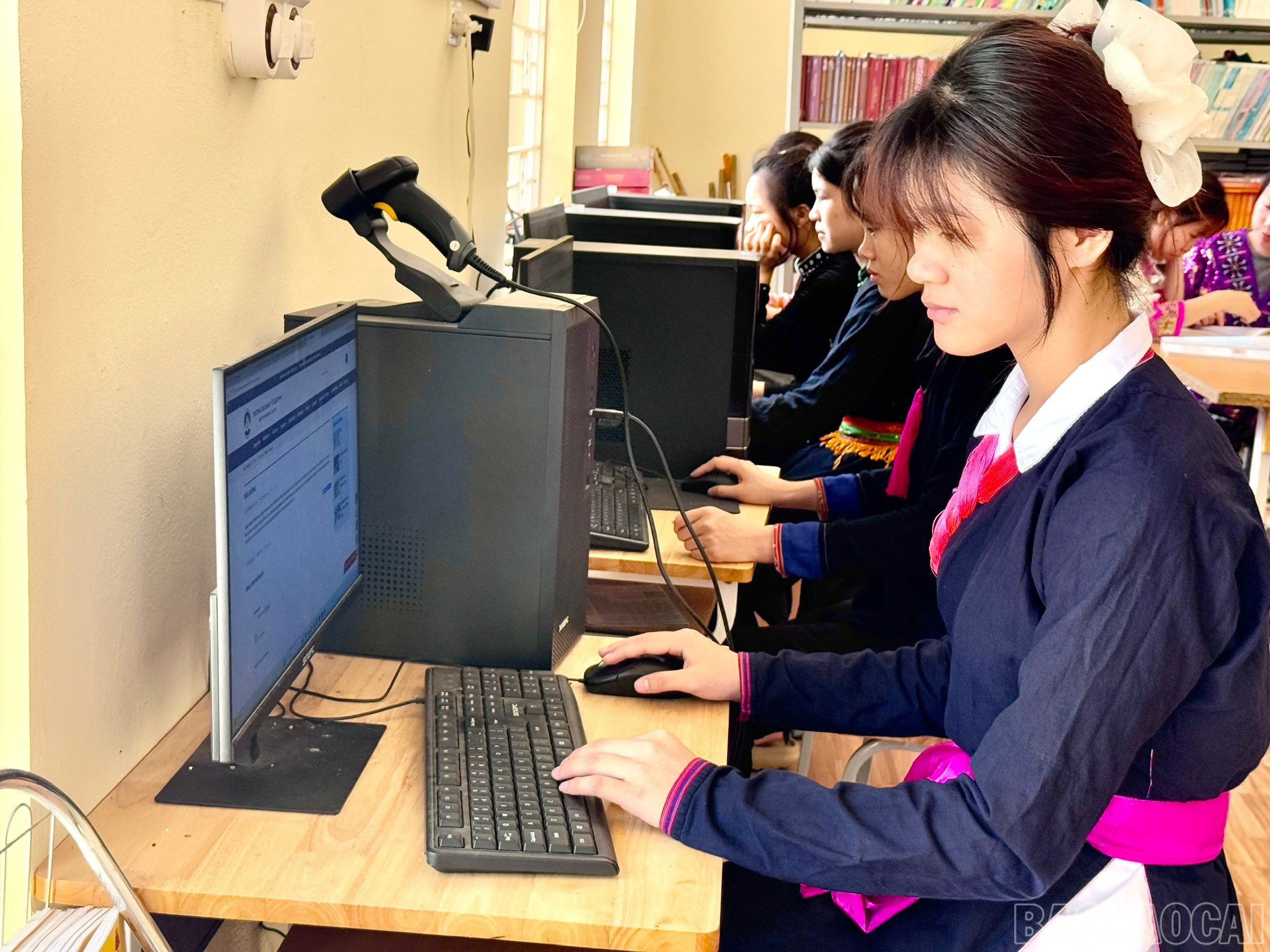 Để ghi nhớ, khắc sâu kiến thức, các sĩ tử tích cực học tập ở thư viện, tìm kiếm thông tin trên internet. baolaocai-br_z6722556900919-4a71f2d84fa3ecedbba8f4c935bd1e7e.jpg