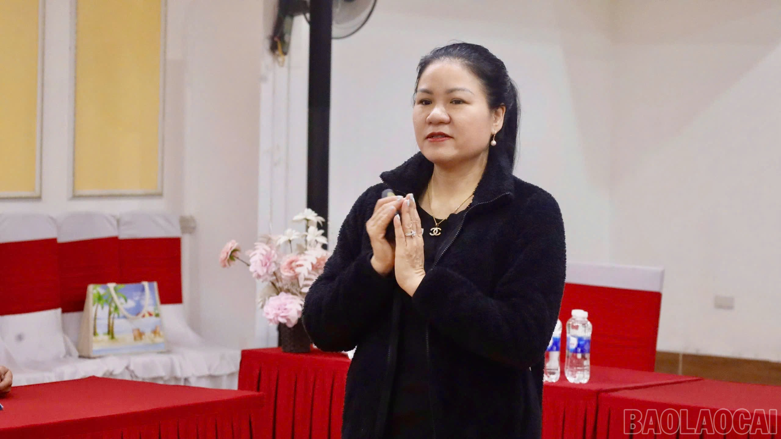 លោកស្រី Tran Nu Ngoc Anh អ្នកជំនាញនៃគម្រោងទេសចរណ៍ប្រកបដោយការទទួលខុសត្រូវផ្នែកបរិស្ថាន និងសង្គម (ឧបត្ថម្ភថវិកាដោយ EU) បានអនុវត្តខ្លឹមសារបណ្តុះបណ្តាលមួយចំនួន។ baolaocai-br_z6597139495188-2c58b22e1fa97c6d9361dacb5e0127e3.jpg