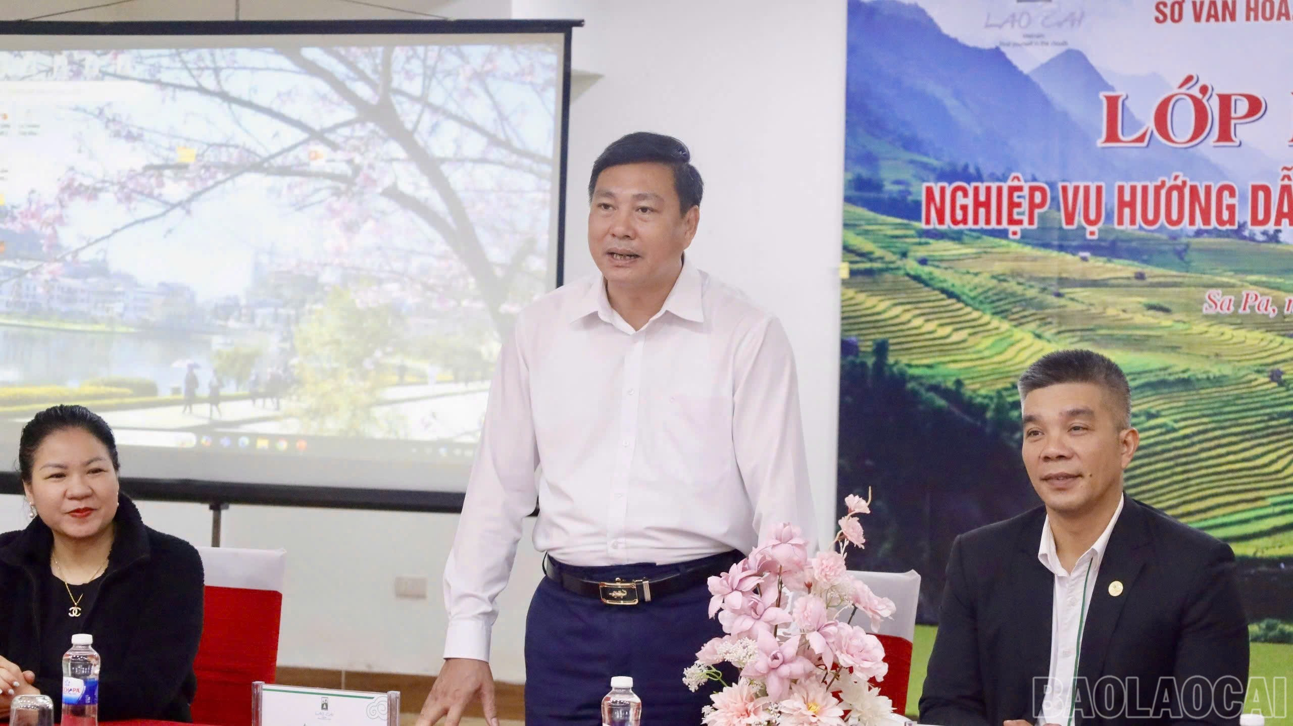 លោក Tran Son Binh អនុប្រធាននាយកដ្ឋានវប្បធម៌ កីឡា និងទេសចរណ៍ បានបើកវគ្គបណ្តុះបណ្តាល។ baolaocai-br_z6597139504295-96d4034ca10b545dab27b76907868379.jpg