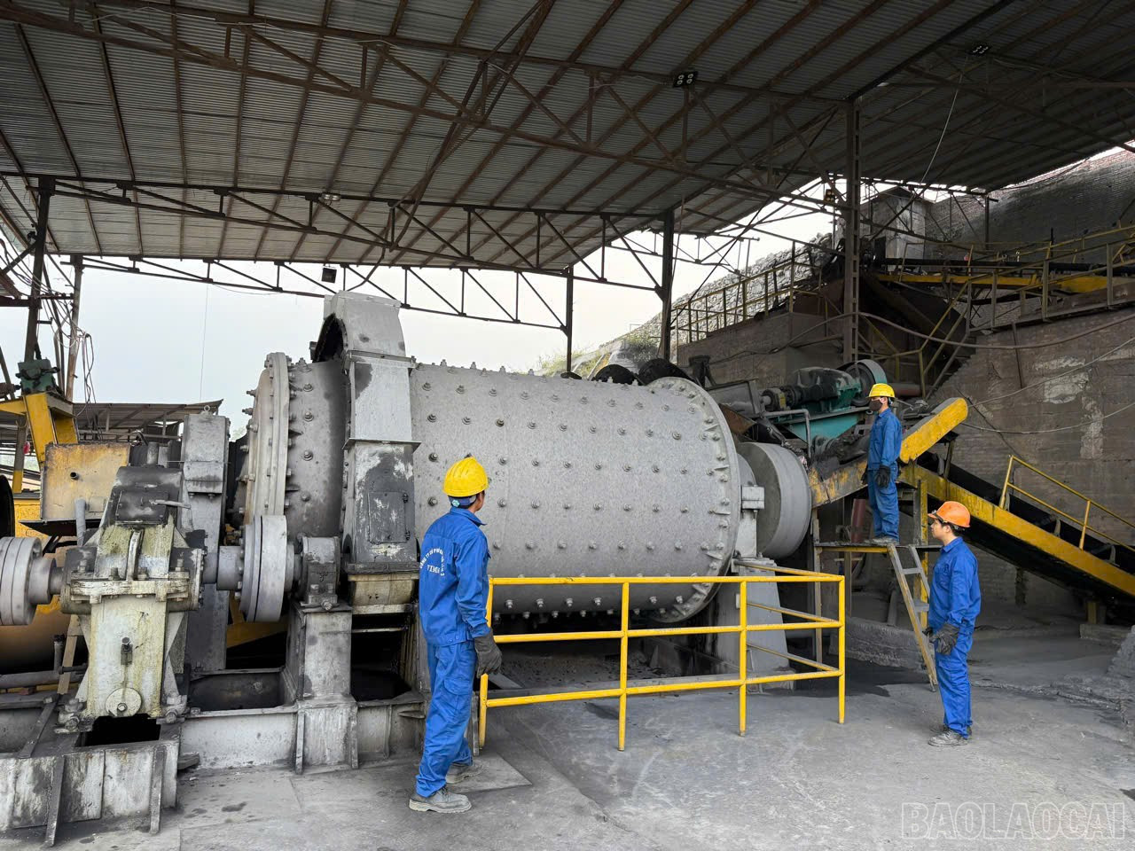 កម្មករនៃក្រុមហ៊ុនភាគហ៊ុន Mineral Joint Stock 3 - Vimico សម្របសម្រួលយ៉ាងរលូនក្នុងផលិតកម្ម។ baolaocai-br_z6595345614804-7592ee6adfff42ff865357bbed6b4f1f.jpg