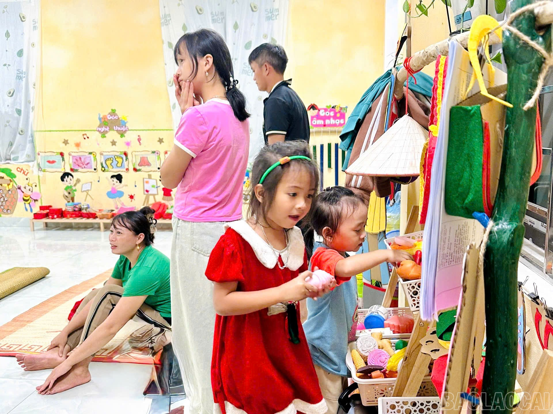 In a safe place, the children play innocently. baolaocai-br_z7071499346604-0afeb4813d4ccf1b62fb12195ff380cc.jpg