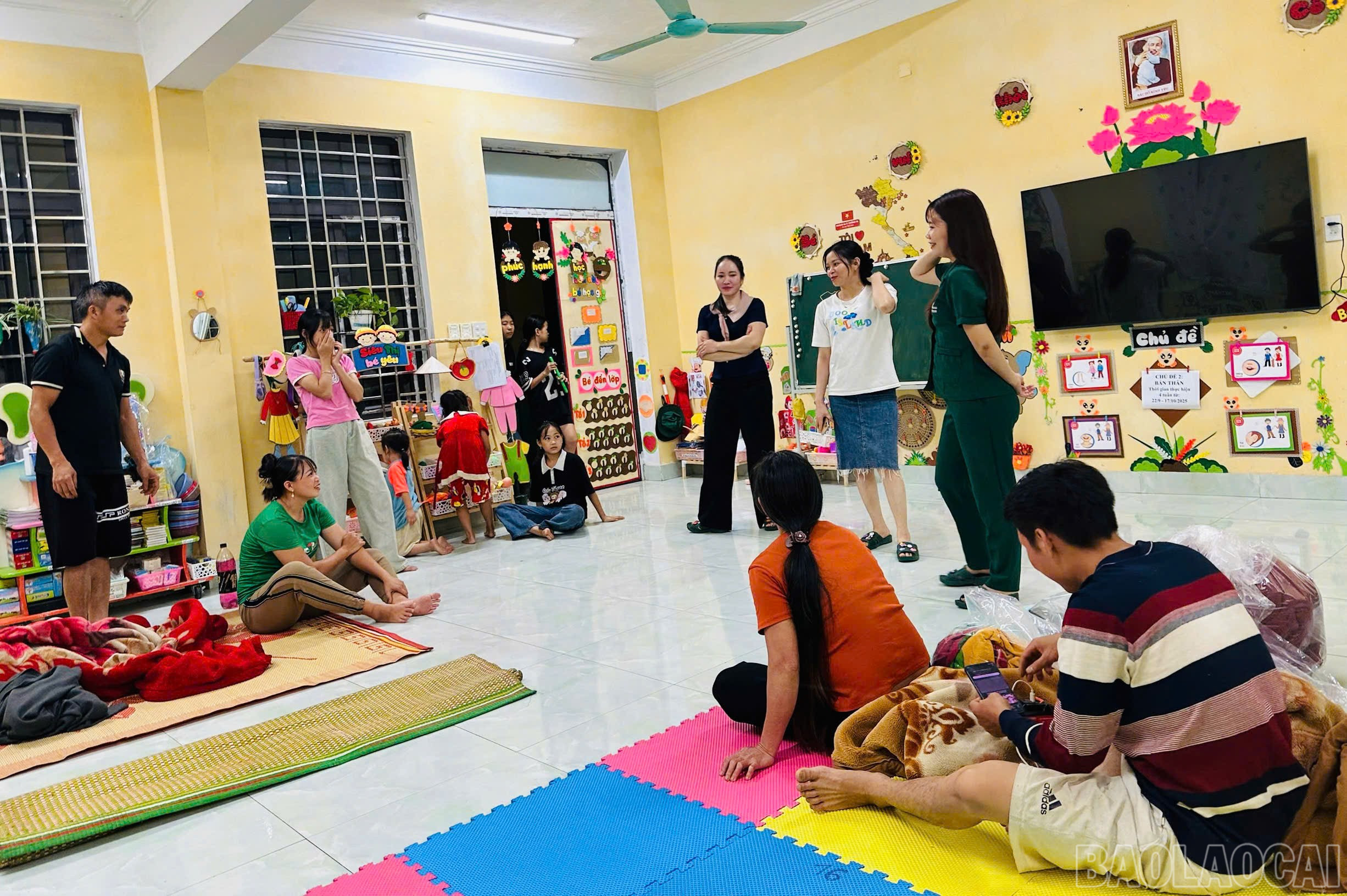 Schools become safe shelters for households during floods. baolaocai-br_z7071499339237-a986e14f37359a3c50b06a1f7ec7dd06.jpg