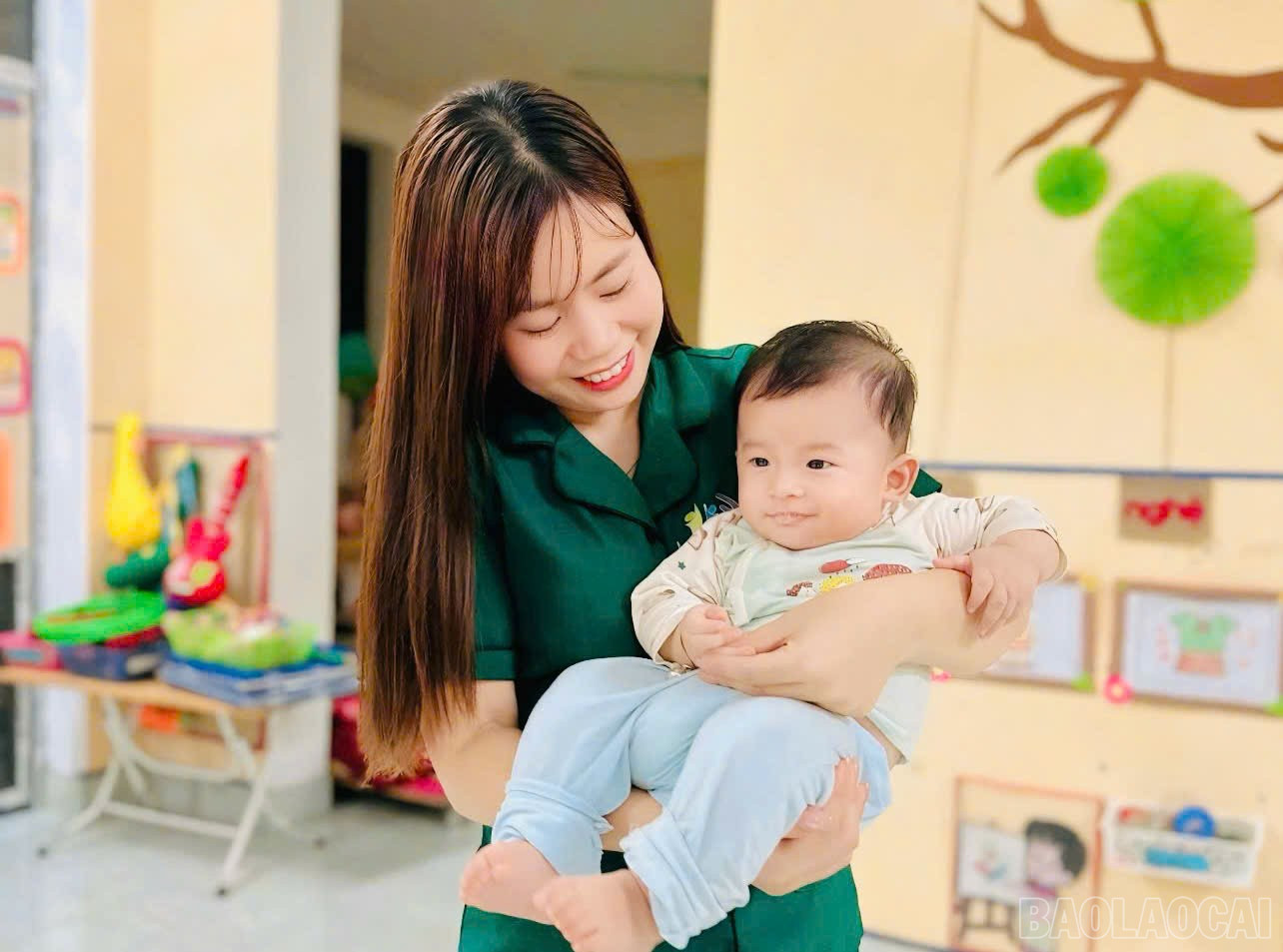 A 4-month-old baby in Khe Trung village, Phong Du Ha commune, in the arms of his teacher while taking refuge at school with his family. baolaocai-br_z7071499332441-72467d163fa4961807768f9c9c3b810c.jpg