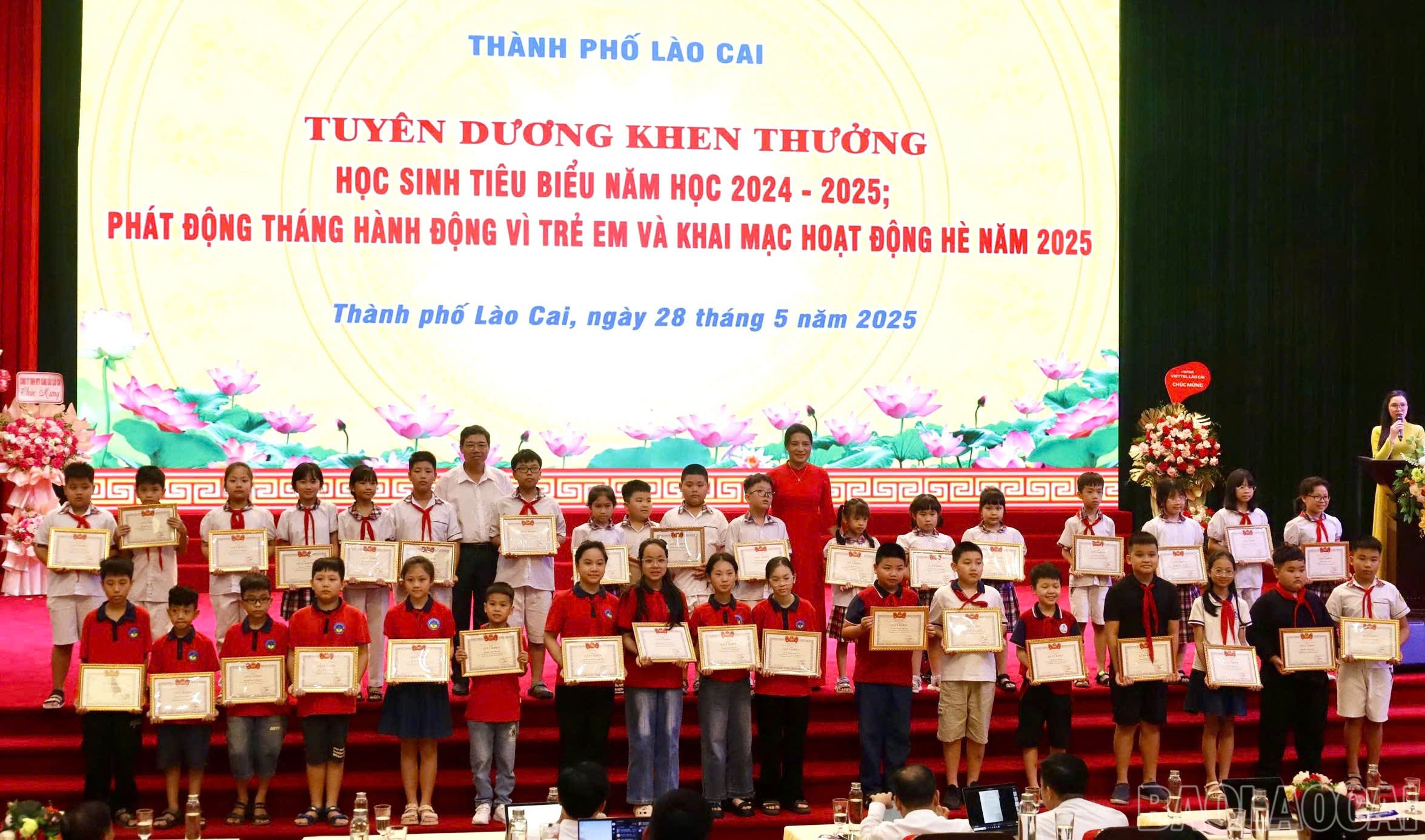 Trao thưởng cho học sinh đạt thành tích cao trong năm học 2024 - 2025. baolaocai-br_z6648258917551-8ec64edeb9a00cf71b9134362dae6622.jpg
