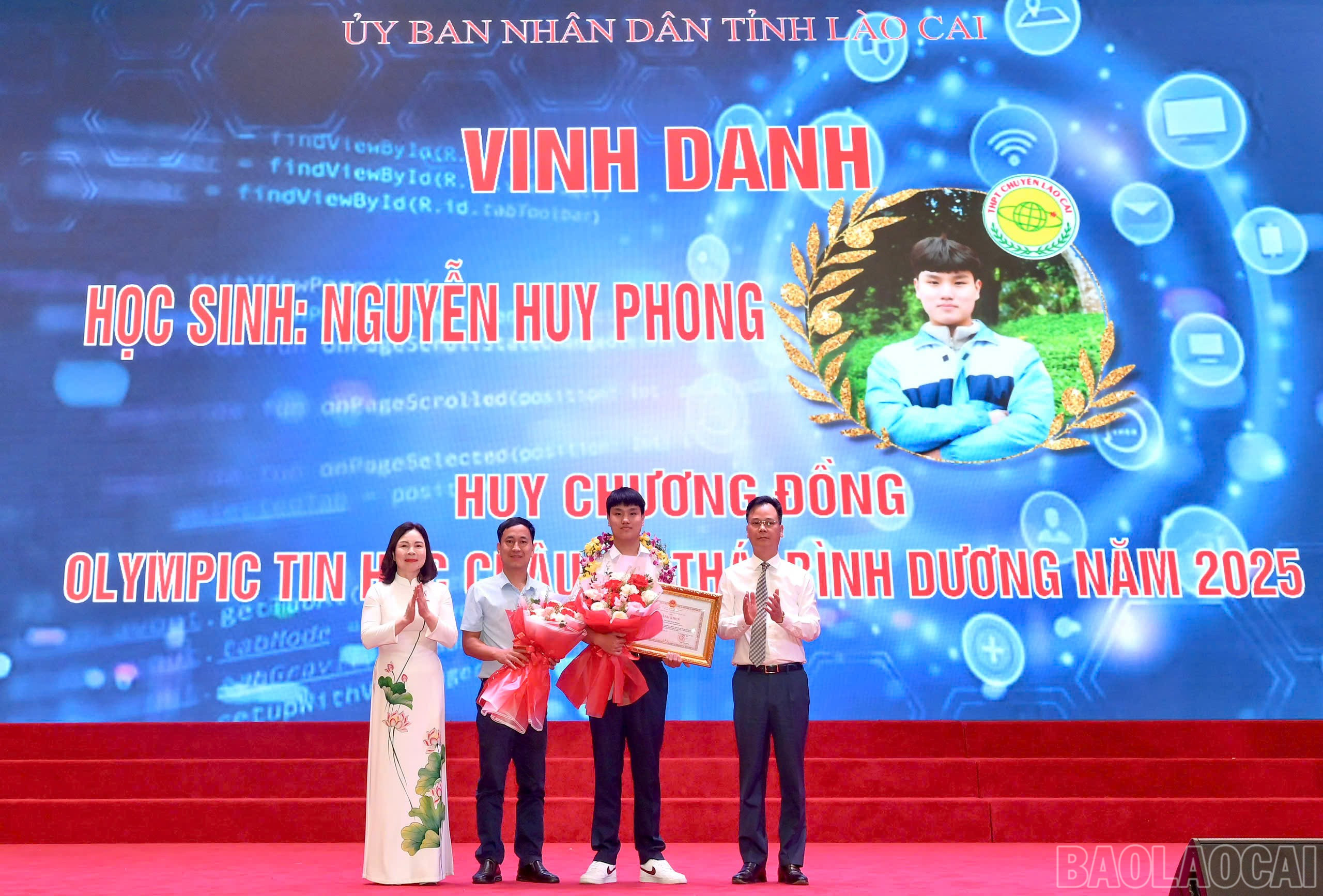 ផ្តល់កិត្តិយសដល់ ង្វៀន ហ៊ុយហ្វុង សិស្សថ្នាក់ទី 11 ផ្នែក IT វិទ្យាល័យ ឡៅ កៃ សម្រាប់ការឈ្នះមេដាយសំរឹទ្ធក្នុងព្រឹត្តិការណ៍កីឡាអូឡាំពិចព័ត៌មានអាស៊ីប៉ាស៊ីហ្វិកឆ្នាំ 2025 ។ baolaocai-br_z6647385459939-663da2794815bd77aceef5e26a0af766.jpg