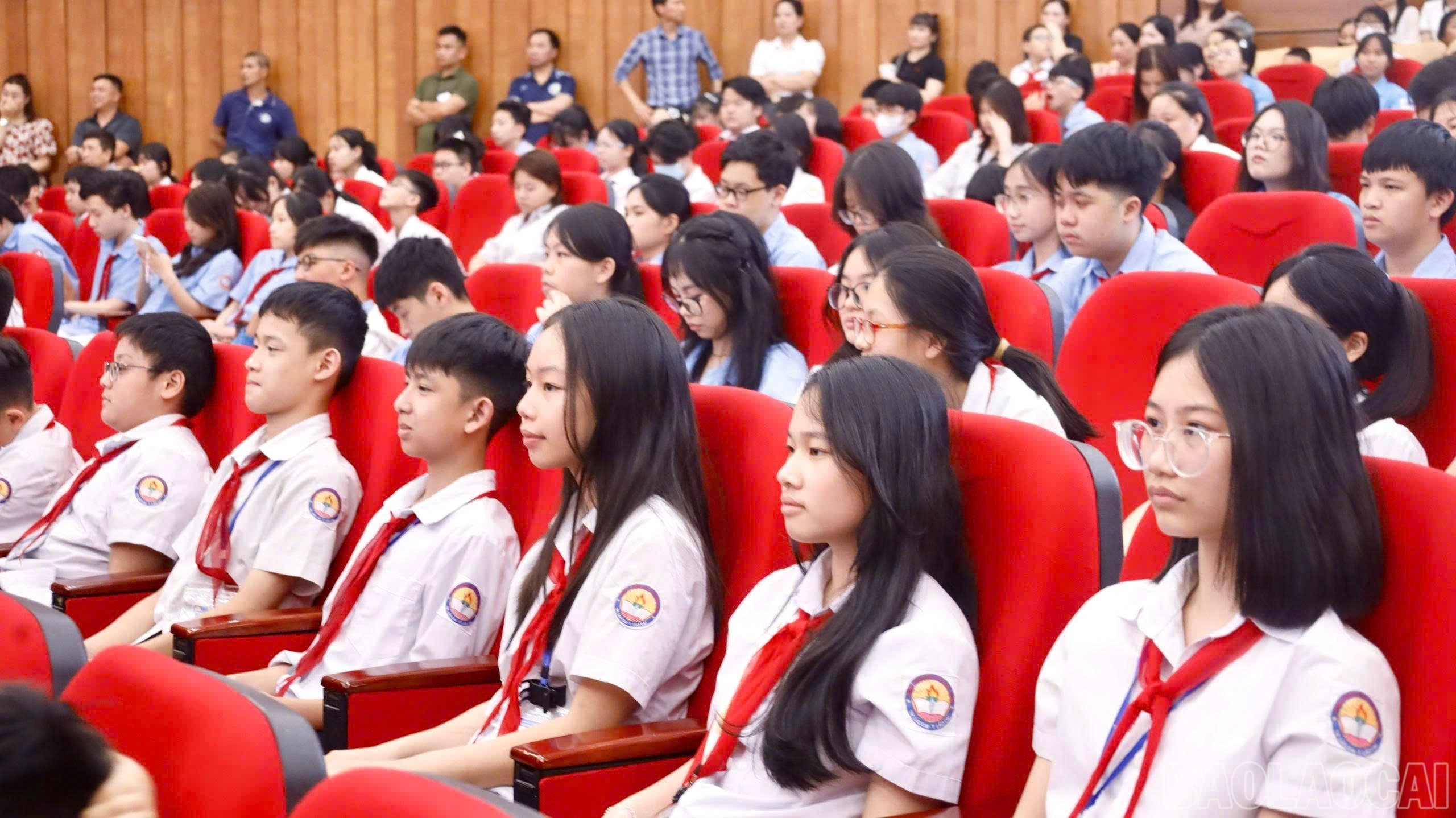 Các em học sinh dự buổi lễ. baolaocai-br_z6648258901451-2c7b603979792afeb216c4aab08b4db4.jpg