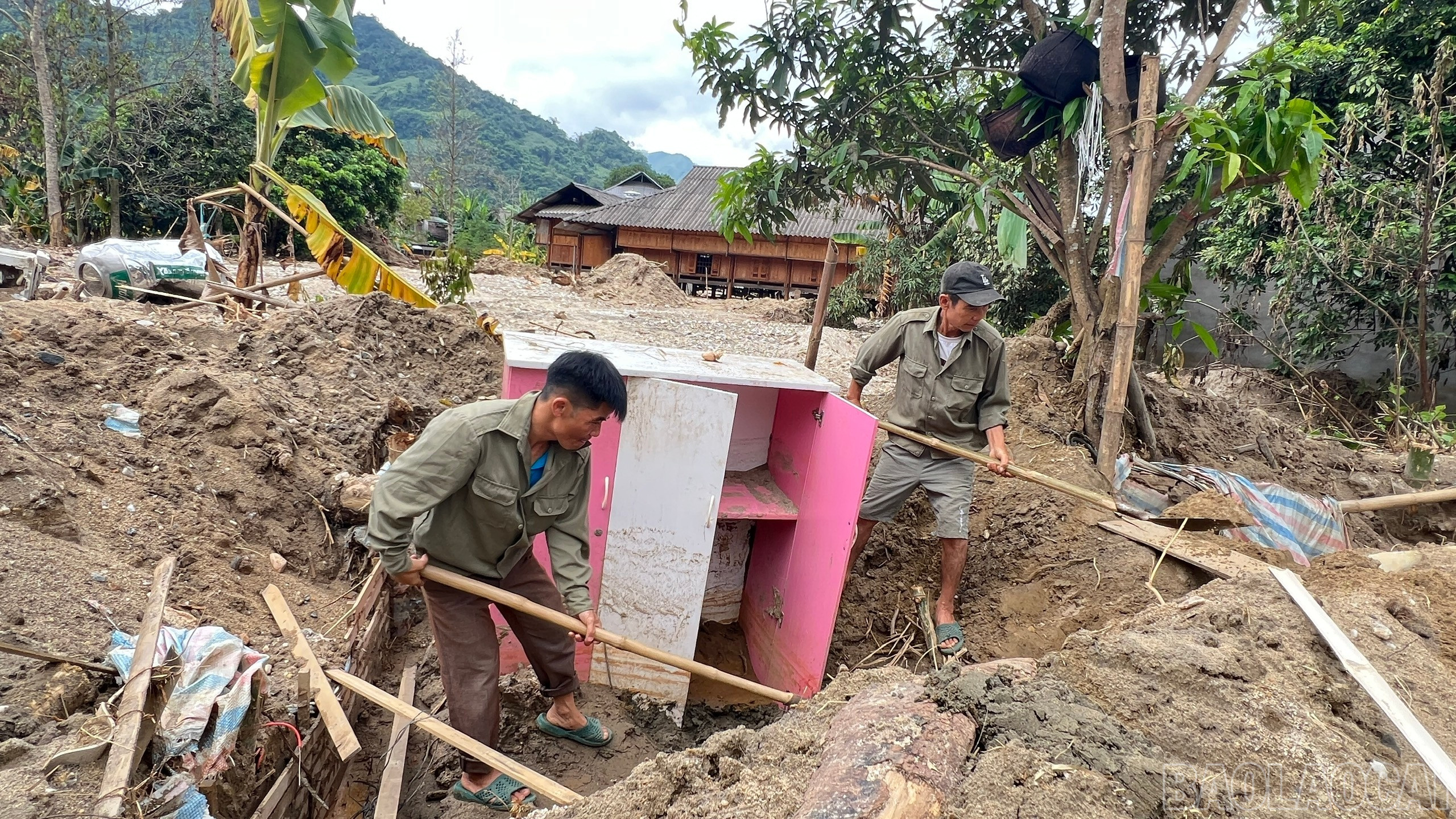 Tìm kiếm tài sản bị vùi lấp. baolaocai-br_z7162993164944-2cc41911665684d13ed4f1e6b53670c1.jpg