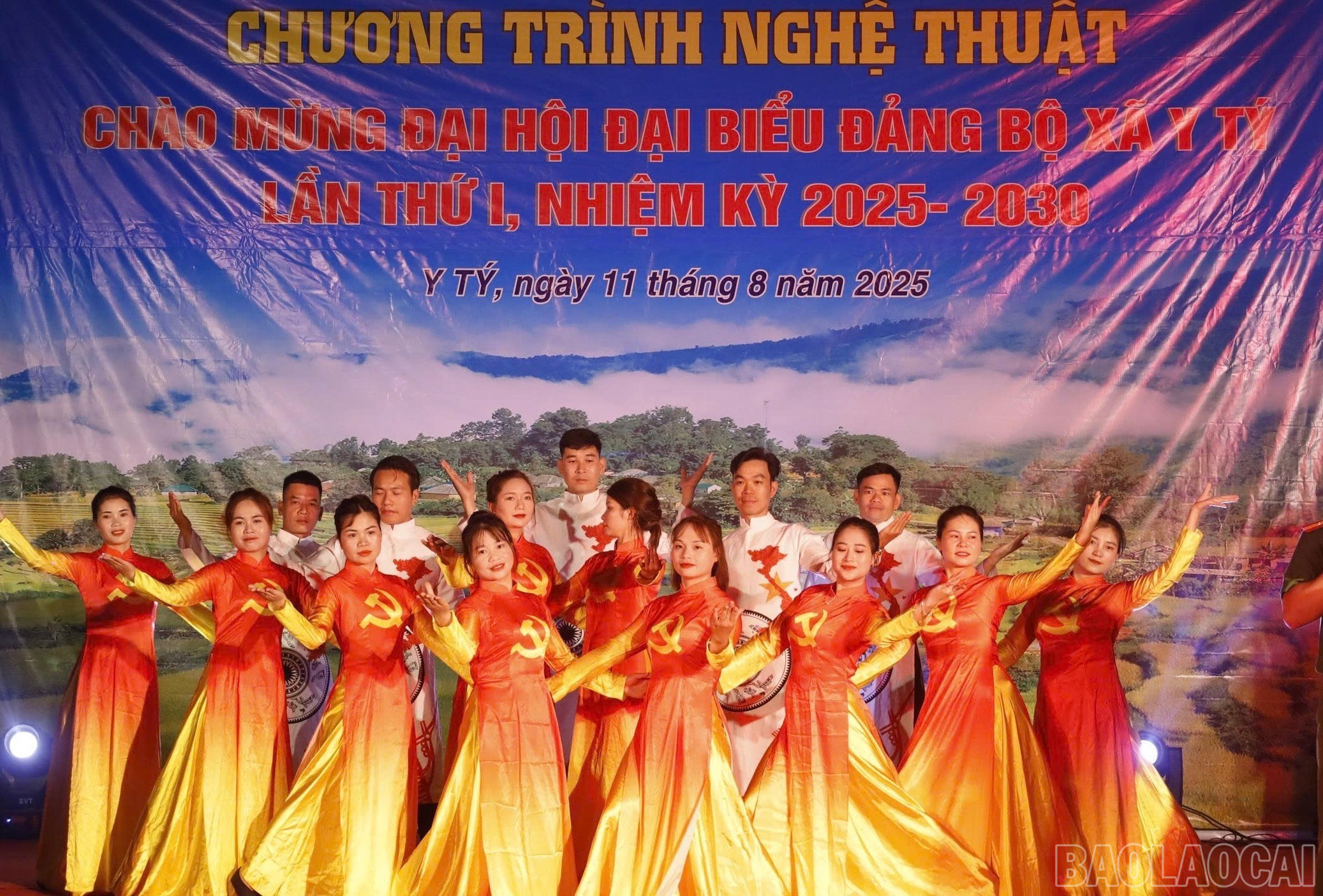 Tiết mục ca ngợi Đảng quang vinh, Bác Hồ kính yêu. baolaocai-br_z6897357163688-fff37a76413c35a0ad05c7a6e158265a.jpg