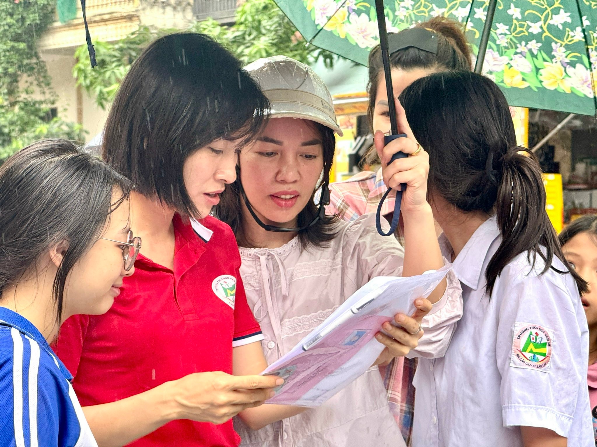 Students and teachers corrected the test papers together after the exam. z6670234358715-762fe30700157492d0f4de2c953df6b8.jpg