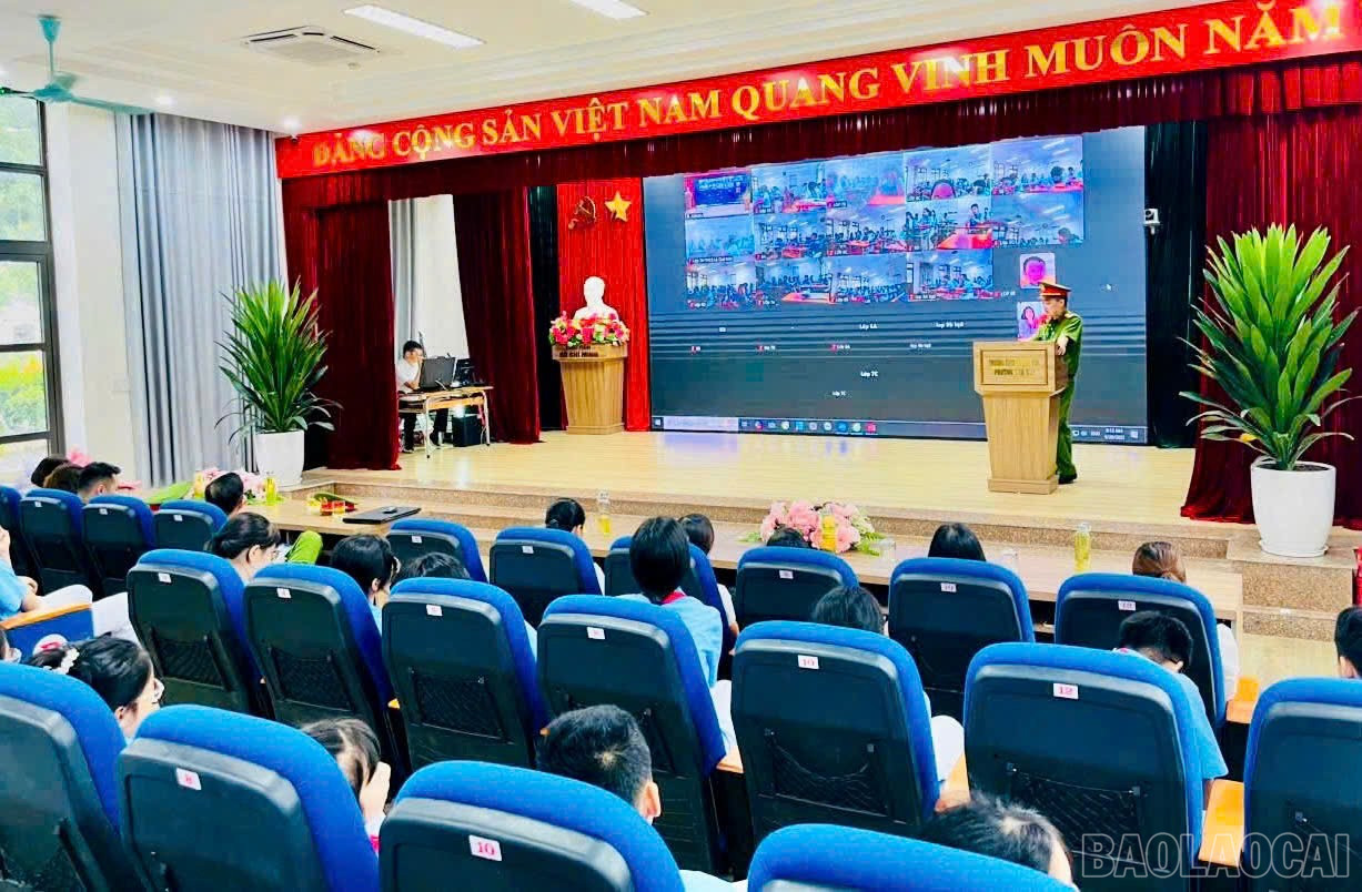 Quang cảnh buổi tuyên truyền. baolaocai-br_z7065002006312-e18b317cd65c59b892010c9d47ef8432.jpg