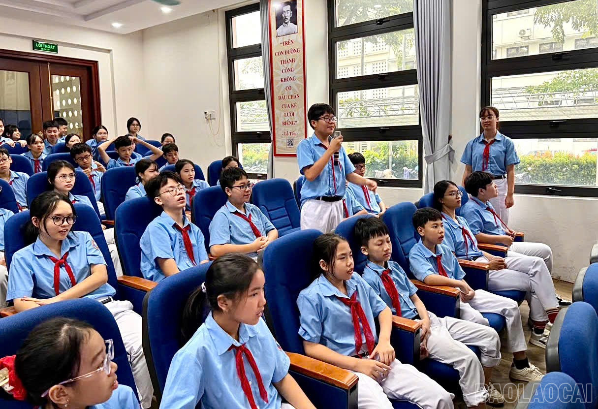 Học sinh tham gia phần giao lưu các vấn đề về an toàn giao thông, phòng cháy, chữa cháy và cứu nạn, cứu hộ. baolaocai-br_z7065001991513-5e75401ca2af96eb971e33d14e50e9c2.jpg
