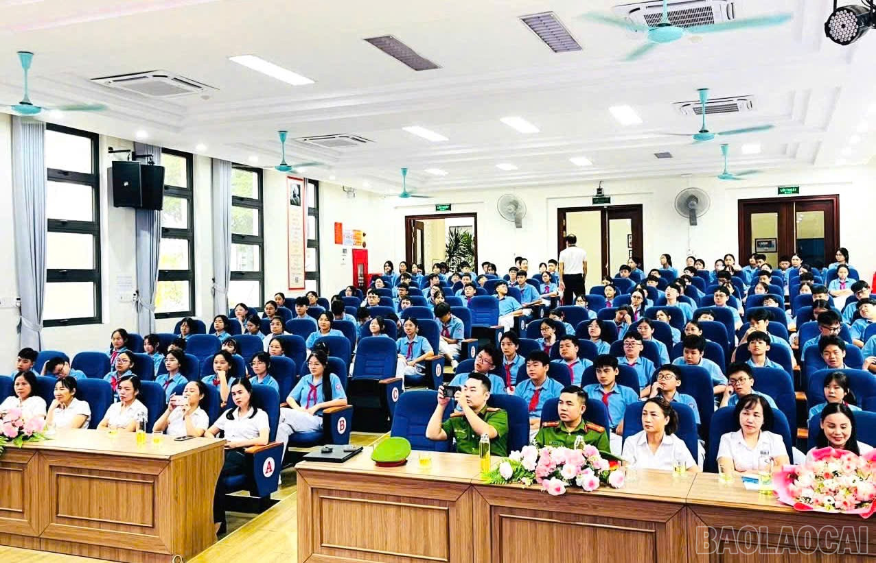 Học sinh được tuyên truyền các kỹ năng tham gia giao thông an toàn, thực hiện phòng, chống cháy nổ an toàn. baolaocai-br_z7065002013213-e5f0369fd10061ca9a2de14ca0447f80.jpg