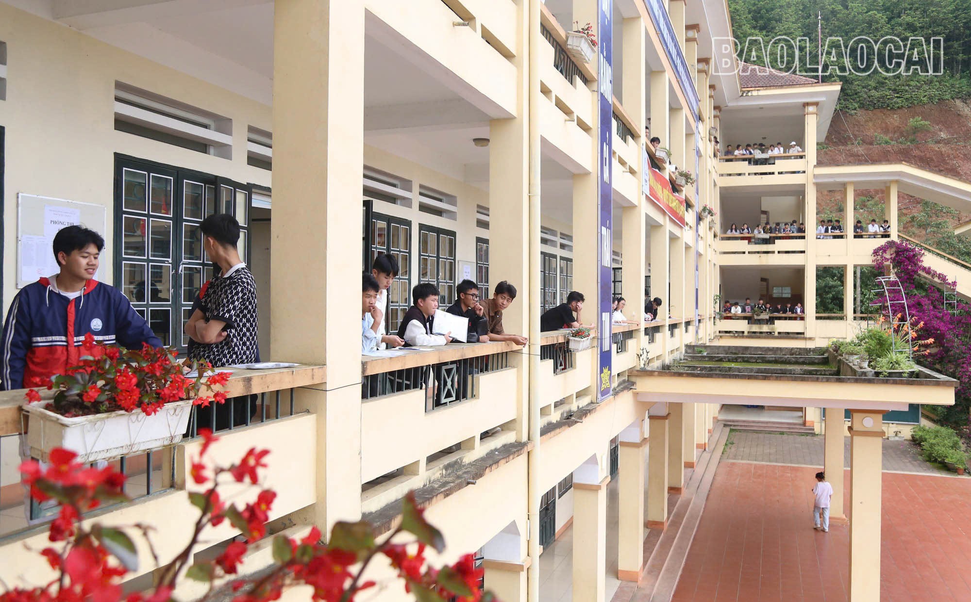 Thí sinh hồi hộp chờ đợi đến giờ thi. z6744034909767-439cfca4e0e954294b17e44734793563.jpg
