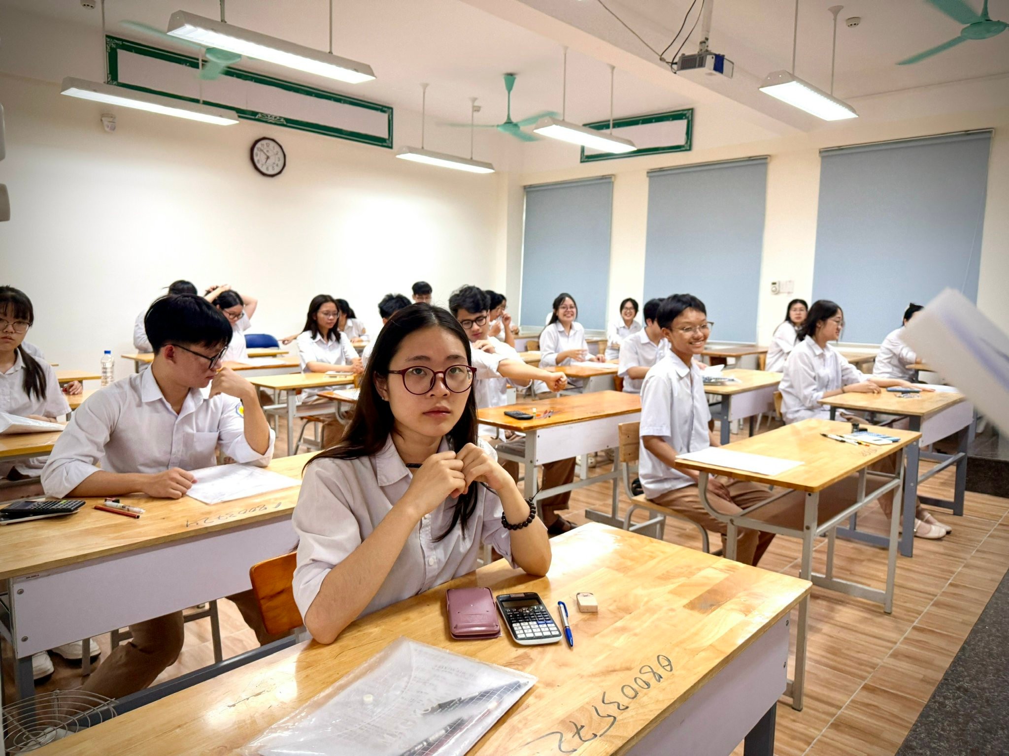 Nhờ sự trợ giúp, tiếp sức của gia đình, các lực lượng tham gia làm nhiệm vụ thi, các thí sinh đến điểm thi thuận lợi có điều kiện tốt nhất để hoàn thành kỳ thi quan trọng của tuổi học trò. z6746249632367-358b32738a4cc5e9b0cb4a556bdccbcf.jpg